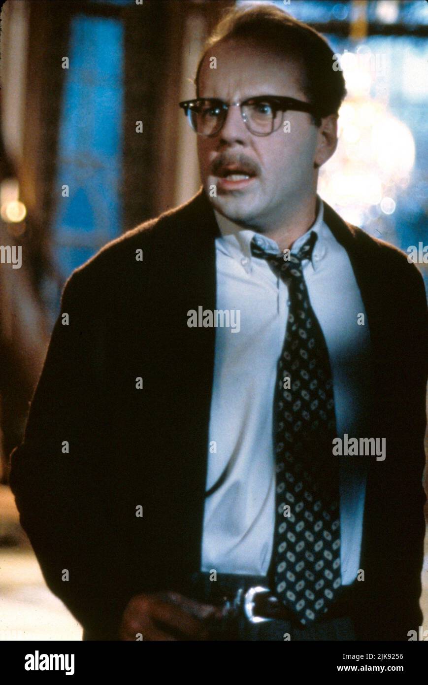 Bruce Willis Film Death becomes Her (USA 1992) personaggi: Dr. Ernest Menville regista: Robert Zemeckis 31 luglio 1992 **WARNING** questa fotografia è solo per uso editoriale ed è copyright di UNIVERSAL e/o The Photographer assegnato dalla Film o Production Company e può essere riprodotta solo da pubblicazioni in concomitanza con la promozione del suddetto Film. È richiesto un credito obbligatorio a UNIVERSAL. Il fotografo deve essere accreditato anche se conosciuto. Nessun uso commerciale può essere concesso senza l'autorizzazione scritta di The Film Company. Foto Stock