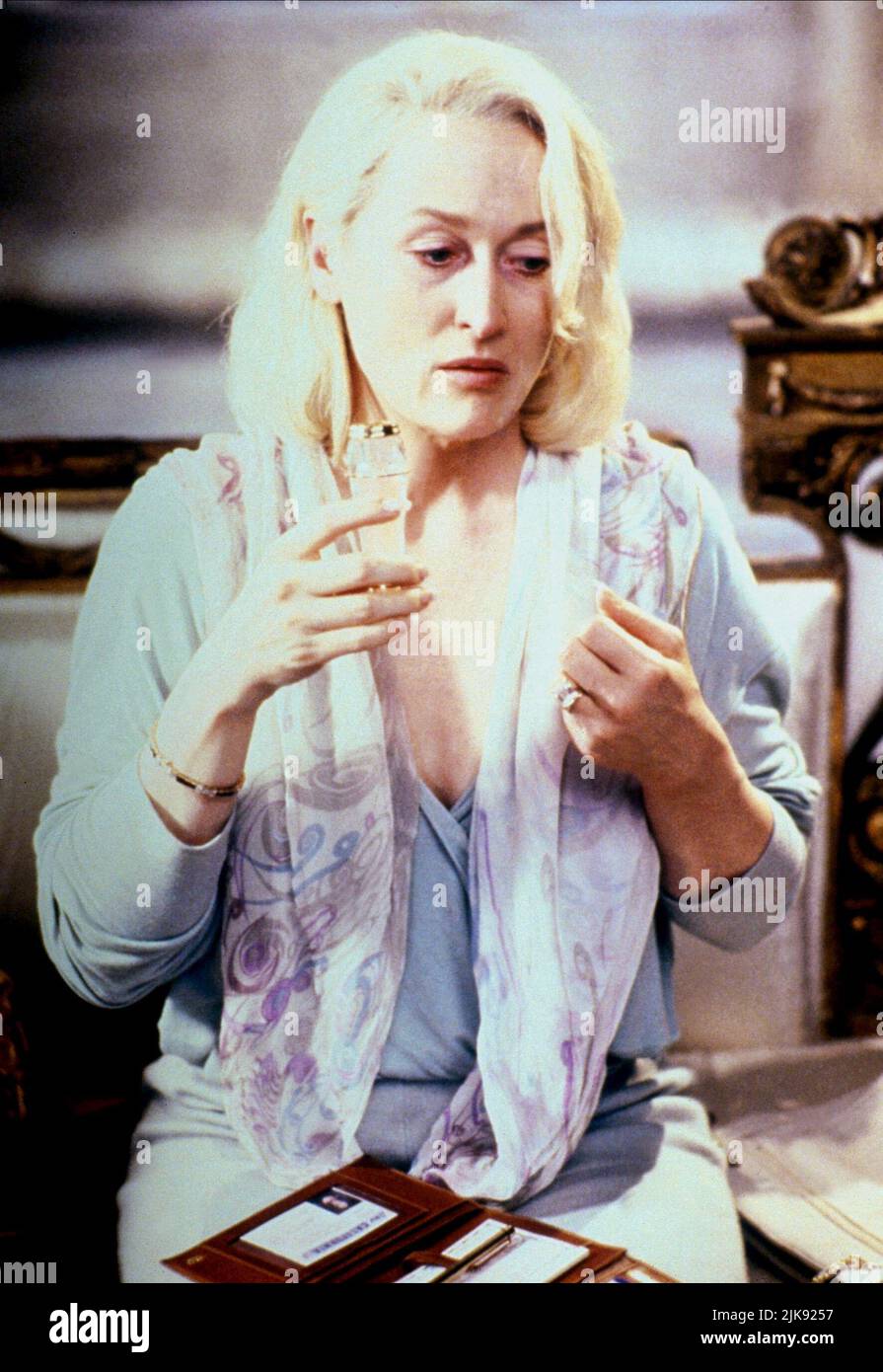 Meryl Streep Film Death becomes Her (USA 1992) Characters: Madeline Ashton regista: Robert Zemeckis 31 luglio 1992 **WARNING** questa fotografia è solo per uso editoriale ed è copyright di UNIVERSAL e/o The Photographer assegnato dalla Film o Production Company e può essere riprodotta solo da pubblicazioni in concomitanza con la promozione del suddetto Film. È richiesto un credito obbligatorio a UNIVERSAL. Il fotografo deve essere accreditato anche se conosciuto. Nessun uso commerciale può essere concesso senza l'autorizzazione scritta di The Film Company. Foto Stock