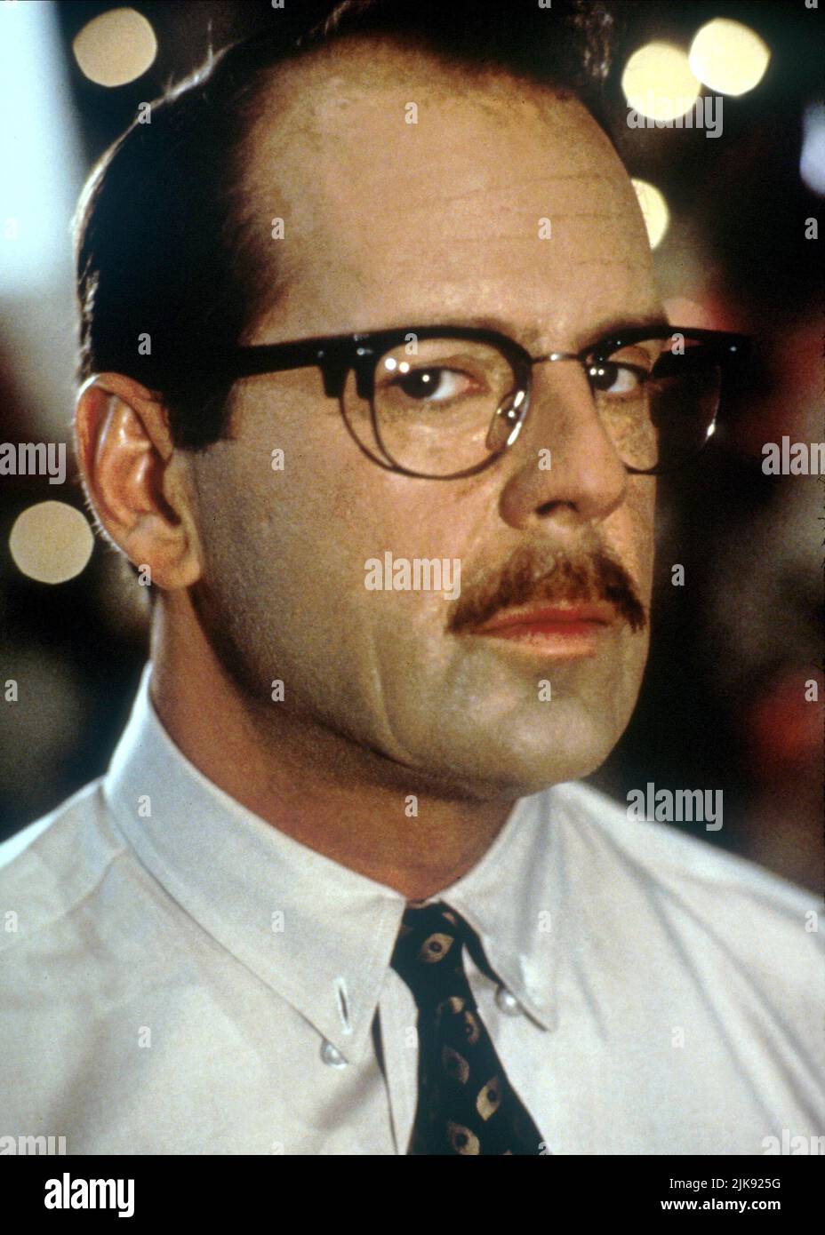 Bruce Willis Film Death becomes Her (USA 1992) personaggi: Dr. Ernest Menville regista: Robert Zemeckis 31 luglio 1992 **WARNING** questa fotografia è solo per uso editoriale ed è copyright di UNIVERSAL e/o The Photographer assegnato dalla Film o Production Company e può essere riprodotta solo da pubblicazioni in concomitanza con la promozione del suddetto Film. È richiesto un credito obbligatorio a UNIVERSAL. Il fotografo deve essere accreditato anche se conosciuto. Nessun uso commerciale può essere concesso senza l'autorizzazione scritta di The Film Company. Foto Stock