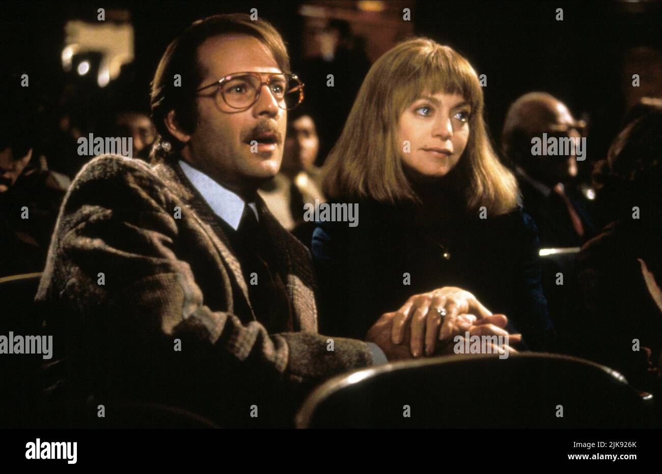 Bruce Willis & Goldie Hawn Film Death becomes Her (USA 1992) Character: Dr. Ernest Menville, Helen Sharp regista: Robert Zemeckis 31 luglio 1992 **WARNING** questa fotografia è ad uso esclusivamente editoriale ed è copyright di UNIVERSAL e/o The Photographer assegnato dalla Film or Production Company e può essere riprodotta solo da pubblicazioni in concomitanza con la promozione del suddetto Film. È richiesto un credito obbligatorio a UNIVERSAL. Il fotografo deve essere accreditato anche se conosciuto. Nessun uso commerciale può essere concesso senza l'autorizzazione scritta di The Film Company. Foto Stock