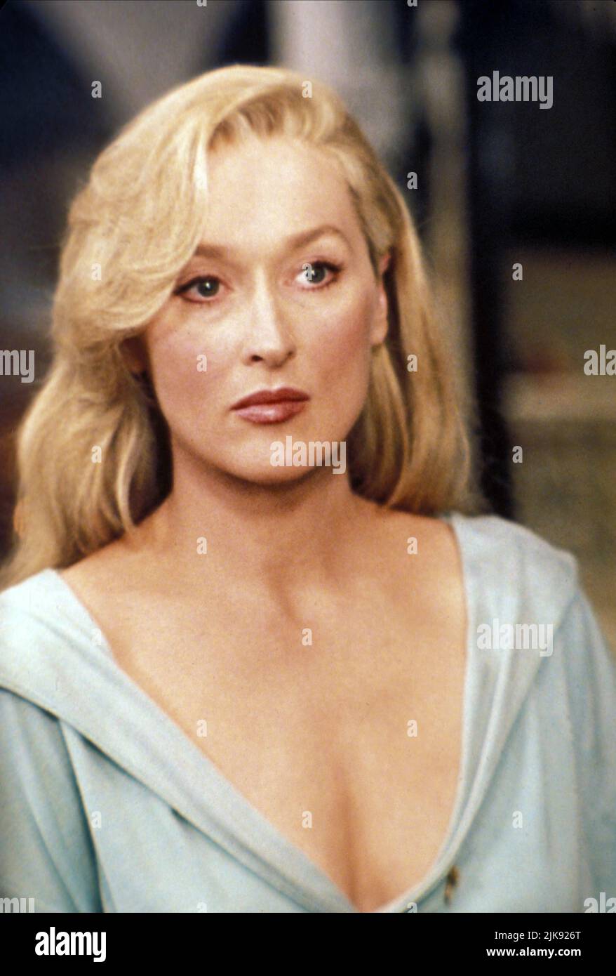 Meryl Streep Film Death becomes Her (USA 1992) Characters: Madeline Ashton regista: Robert Zemeckis 31 luglio 1992 **WARNING** questa fotografia è solo per uso editoriale ed è copyright di UNIVERSAL e/o The Photographer assegnato dalla Film o Production Company e può essere riprodotta solo da pubblicazioni in concomitanza con la promozione del suddetto Film. È richiesto un credito obbligatorio a UNIVERSAL. Il fotografo deve essere accreditato anche se conosciuto. Nessun uso commerciale può essere concesso senza l'autorizzazione scritta di The Film Company. Foto Stock