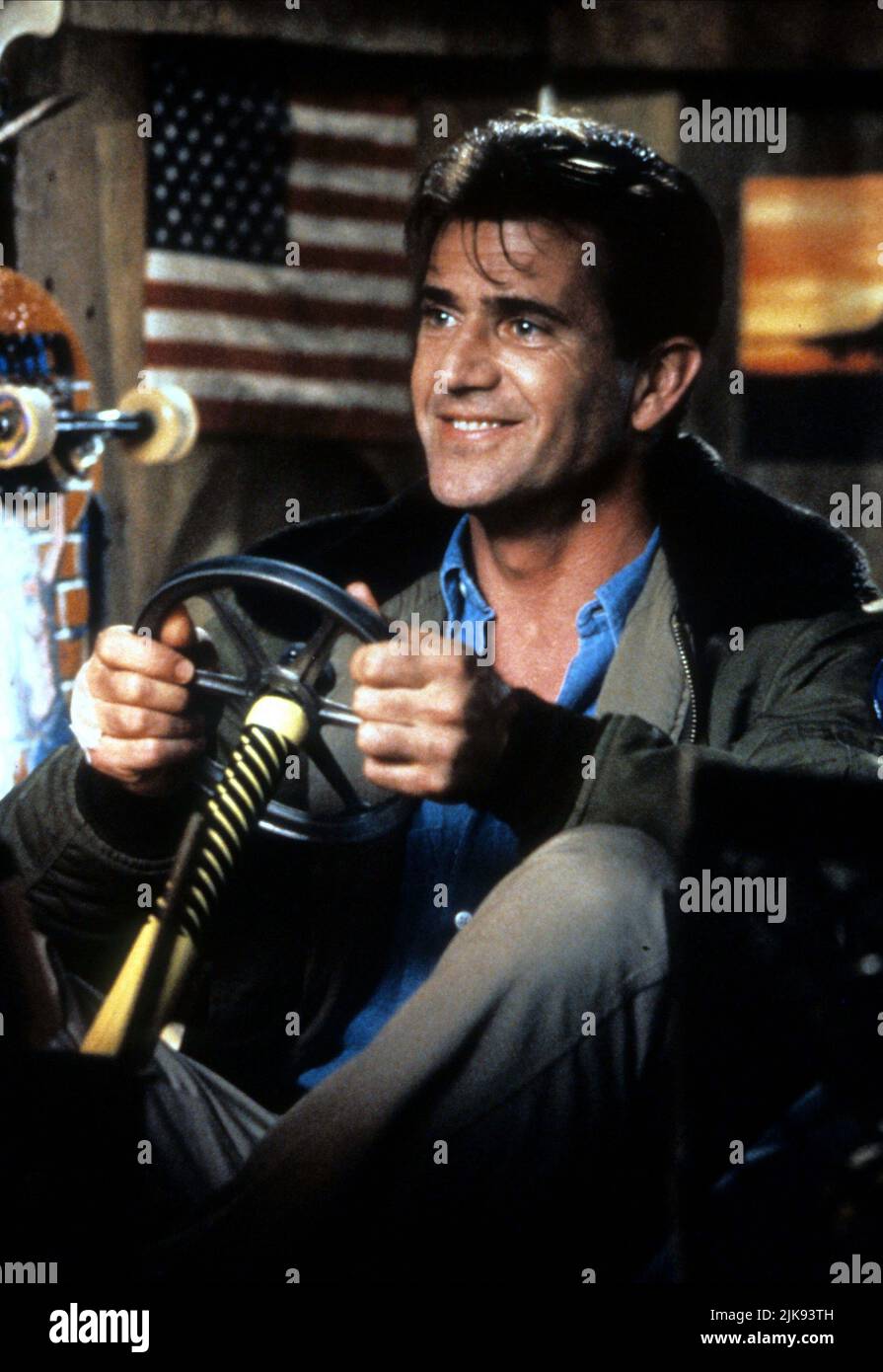 Mel Gibson Film Forever Young (USA 1992) personaggi: Capt. Daniel McCormick Direttore: Steve Miner 11 dicembre 1992 **ATTENZIONE** questa fotografia è solo per uso editoriale ed è copyright DELLA WARNER BROS. E/o il fotografo assegnato dalla Film o dalla Production Company e può essere riprodotto solo da pubblicazioni in concomitanza con la promozione del suddetto Film. Un credito obbligatorio alla WARNER BROS. è obbligatorio. Il fotografo deve essere accreditato anche se conosciuto. Nessun uso commerciale può essere concesso senza l'autorizzazione scritta di The Film Company. Foto Stock