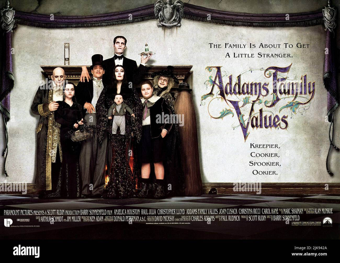 Christopher Lloyd, Christina Ricci, Raul Julia, Carel Struycken, Anjelica Huston, Jimmy Workman & Carol Kane Poster Film: Addams Family Values (USA 1993) personaggi: Grandma,Addams del mercoledì,Gomez Addams,Lurch,Morticia Addams,Uncle Fester Addams,Pugsley Addams regista: Barry Sonnenfeld 19 novembre 1993 **AVVISO** questa fotografia è esclusivamente ad uso editoriale ed è copyright delle IMMAGINI DI PRIMARIA IMPORTANZA e/o del fotografo assegnato dalla Film o dalla Società di produzione e può essere riprodotta solo da pubblicazioni in concomitanza con la promozione del suddetto Film. Un credito obbligatorio a PARAMOUNT Foto Stock
