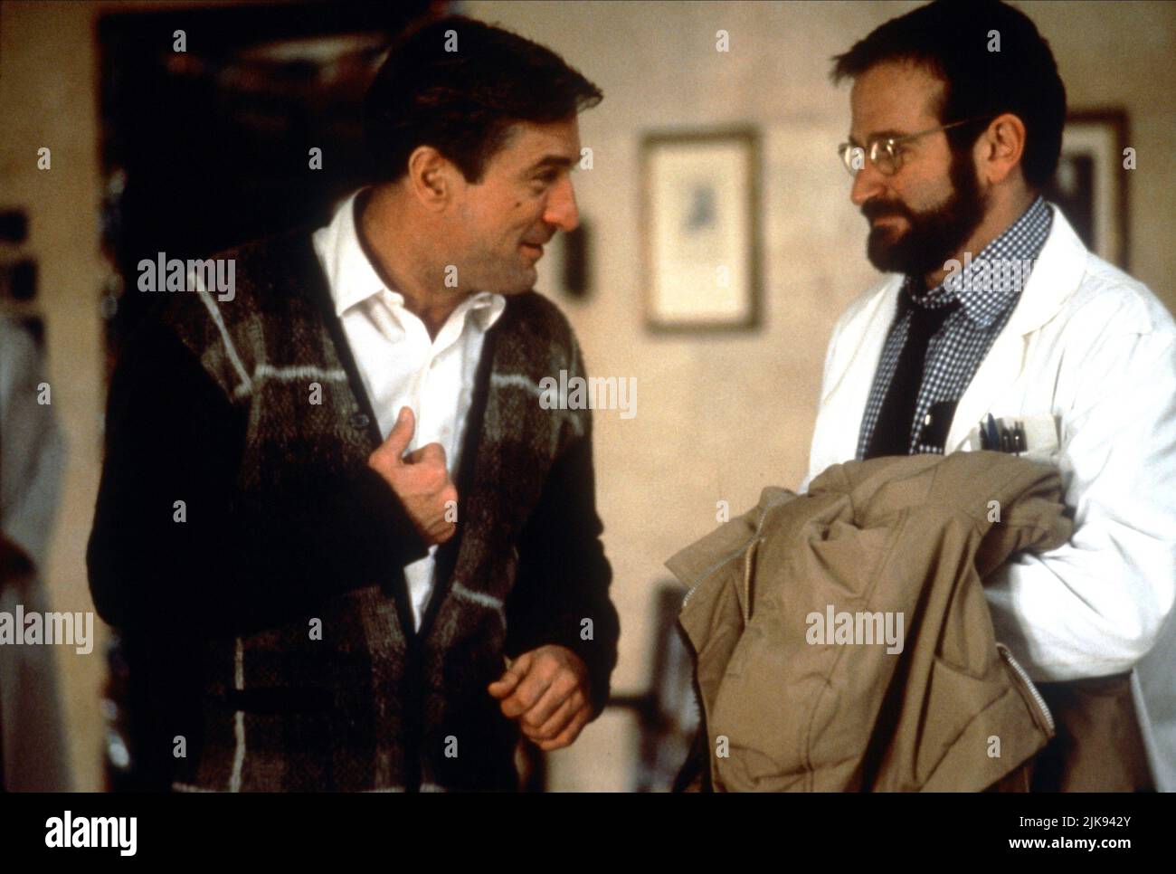 Robert De Niro & Robin Williams Film: Wakenings (USA 1990) personaggi: Leonard Lowe, Dr. Malcolm Bayer regista: Penny Marshall 12 dicembre 1990 **AVVISO** questa foto è solo per uso editoriale ed è il copyright delle IMMAGINI COLUMBIA e/o del fotografo assegnato dalla Film o dalla Production Company e può essere riprodotto solo da pubblicazioni in concomitanza con la promozione del suddetto Film. È richiesto un credito obbligatorio per LE IMMAGINI COLUMBIA. Il fotografo deve essere accreditato anche quando è noto. Nessun uso commerciale può essere concesso senza l'autorizzazione scritta della Film Company. Foto Stock