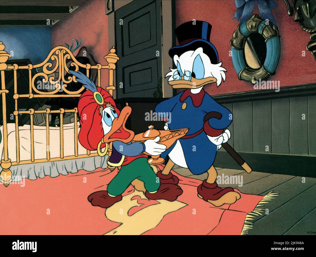 Genie & Scrooge McDuck Film: Ducktales The Movie: Treasure of the Lost Lamp; Duck Tales The Movie: Treasure of the Lost Lamp (USA/FR 1990) personaggi: Scrooge McDuck regista: Bob Hathcock 03 Agosto 1990 **ATTENZIONE** questa foto è solo per uso editoriale ed è il copyright delle IMMAGINI DI WALT DISNEY e/o del fotografo assegnato dalla Film o dalla Società di produzione e può essere riprodotto solo da pubblicazioni in concomitanza con la promozione del suddetto Film. È richiesto un credito obbligatorio per LE IMMAGINI DI WALT DISNEY. Il fotografo deve essere accreditato anche quando è noto. Non può essere utilizzato a fini commerciali Foto Stock
