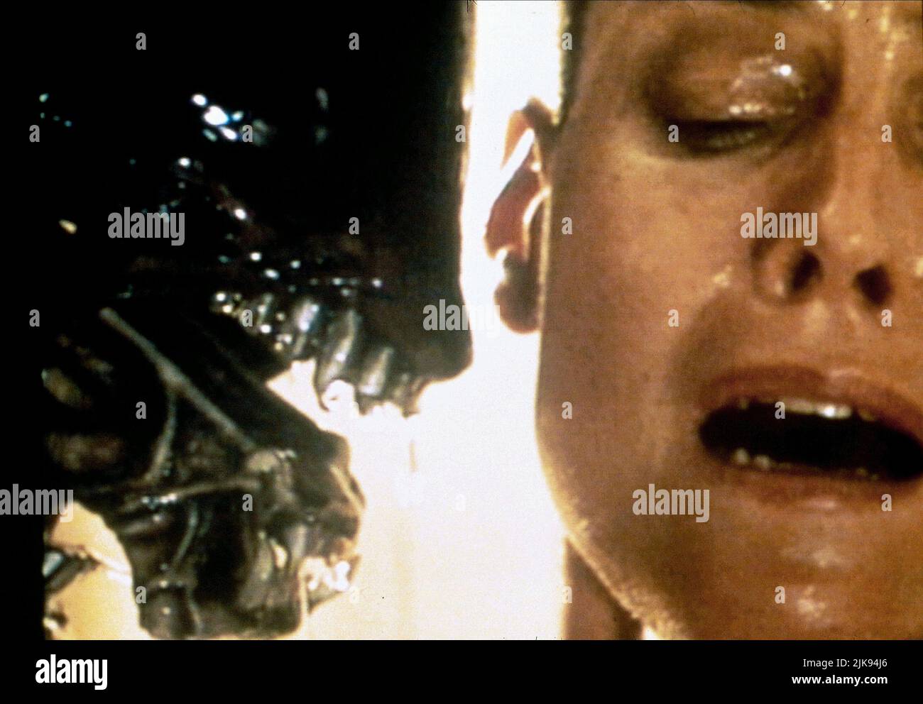 Alien & Sigourney Weaver Film Alien 3 (USA 1992) regista: David Fincher 22 maggio 1992 **ATTENZIONE** questa fotografia è solo per uso editoriale ed è copyright della 20TH CENTURY FOX e/o del fotografo assegnato dalla Film o Production Company e può essere riprodotta solo da pubblicazioni in concomitanza con la promozione del suddetto Film. È richiesto un credito obbligatorio a 20TH CENTURY FOX. Il fotografo deve essere accreditato anche se conosciuto. Nessun uso commerciale può essere concesso senza l'autorizzazione scritta di The Film Company. Foto Stock