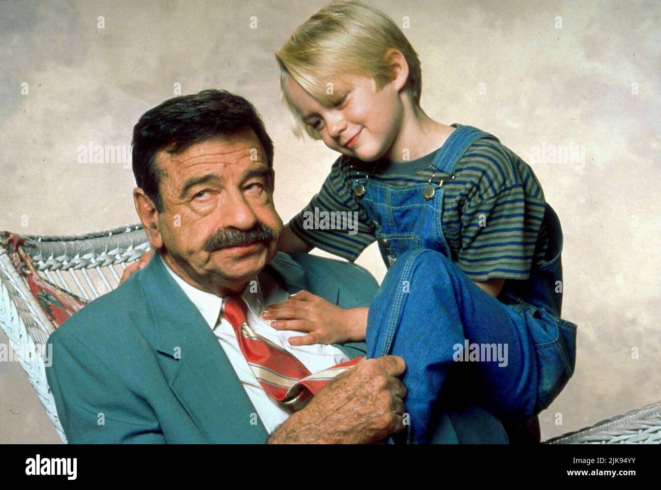 Walter Matthau & Mason Gamble Film: Dennis The Menace (1993) personaggi: George Wilson & Dennis Mitchell regista: Nick Castle 25 Giugno 1993 **ATTENZIONE** questa foto è ad uso esclusivamente editoriale ed è copyright di WARNER BROS e/o del fotografo assegnato dalla Film o dalla Production Company e può essere riprodotta solo da pubblicazioni in concomitanza con la promozione del suddetto Film. È richiesto un credito obbligatorio per WARNER BROS. Il fotografo deve essere accreditato anche quando è noto. Nessun uso commerciale può essere concesso senza l'autorizzazione scritta della Film Company. Foto Stock