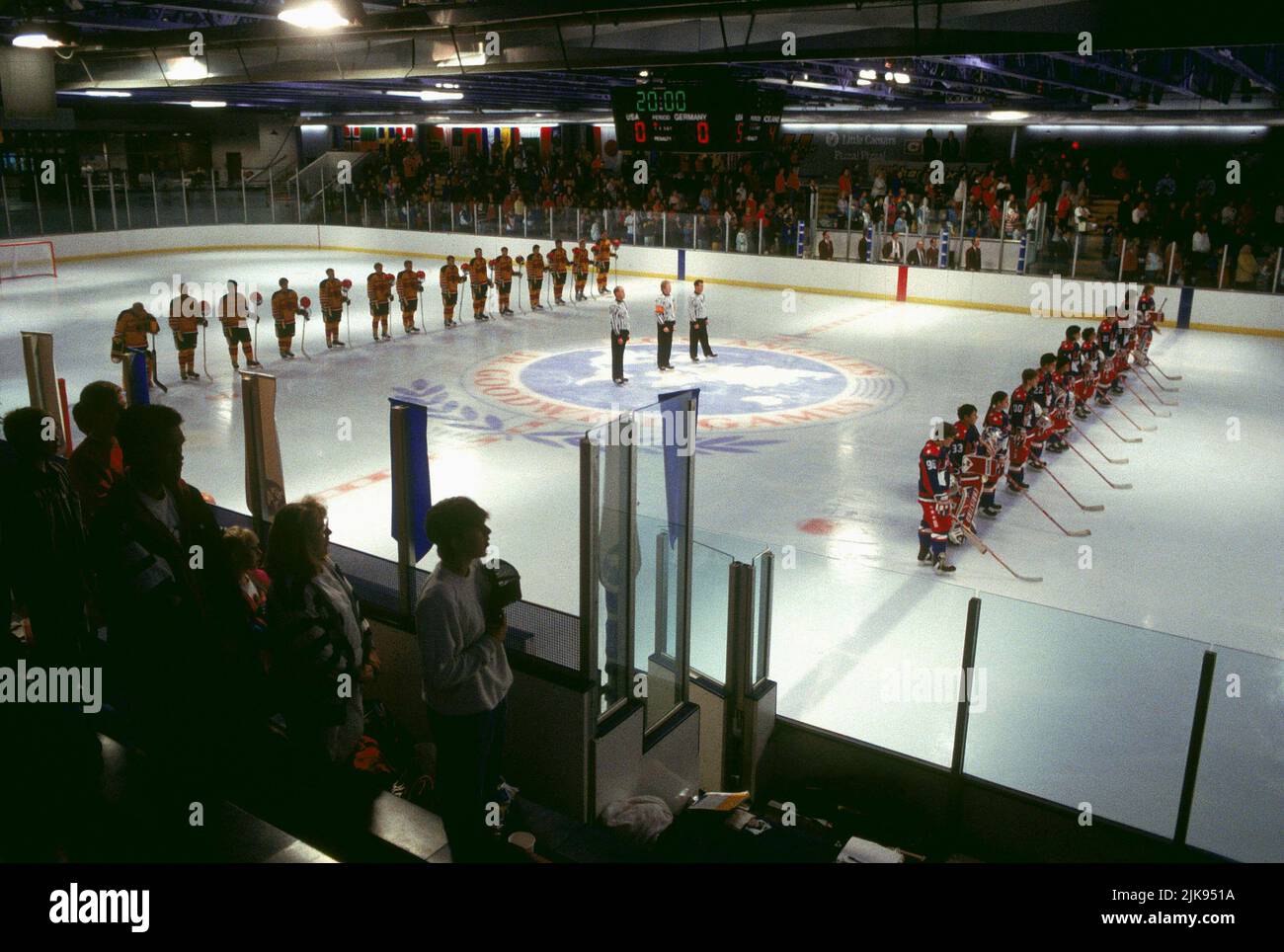 Ice Hockey Pre-Match Film: D2: The Mighty Ducks; The Mighty Ducks 2 (1994) regista: Sam Weisman 25 marzo 1994 **ATTENZIONE** questa foto è solo per uso editoriale ed è copyright DI DISNEY e/o del fotografo assegnato dalla Film o dalla Società di produzione e può essere riprodotta solo da pubblicazioni in concomitanza con la promozione del suddetto Film. È richiesto un credito obbligatorio per DISNEY. Il fotografo deve essere accreditato anche quando è noto. Nessun uso commerciale può essere concesso senza l'autorizzazione scritta della Film Company. Foto Stock