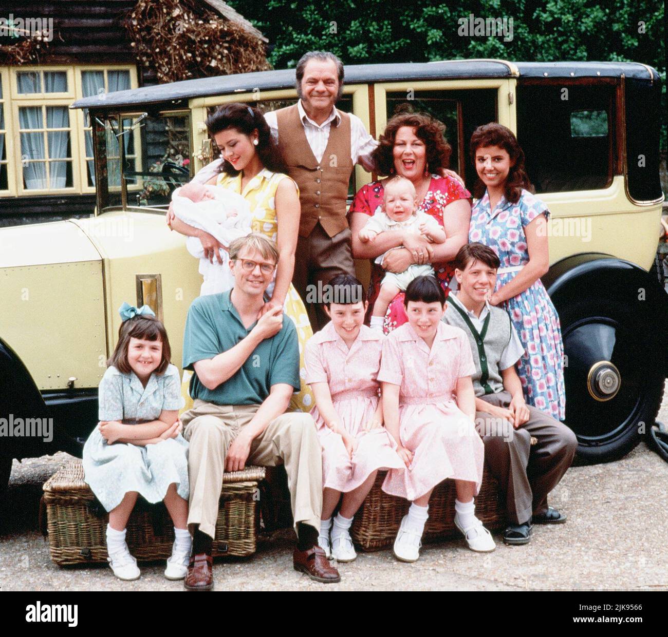 Stephanie Ralph, Phillip Franks, Christina Giles, Katherine Giles, Ian Tucker, Catherine Zeta Jones, David Jason & Pam Ferris, Abigail Rokison Television: The Darling gemme di maggio (1992) personaggi: Victoria,,Petunia,Zinnia,Montgomery,,Pop Larkin & ma Larkin,Primrose Director: Rodney Bennett, Gareth Davies 19 agosto 1992 **AVVISO** questa fotografia è ad uso esclusivamente editoriale ed è copyright DELLA TELEVISIONE DELLO YORKSHIRE e/o del fotografo assegnato dalla Film o dalla Production Company e può essere riprodotta solo da pubblicazioni in concomitanza con la promozione del suddetto Film. Un Cr. Obbligatorio Foto Stock