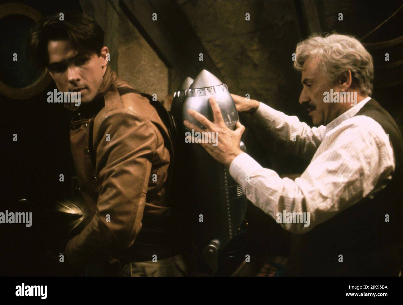 Alan Arkin & Bill Campbell Film: The Rocketeer (1991) personaggi: A. 'Peevy' Peabody & Cliff Secord regista: Joe Johnston 21 Giugno 1991 **ATTENZIONE** questa foto è solo per uso editoriale ed è copyright DI DISNEY e/o del fotografo assegnato dalla Film o dalla Production Company e può essere riprodotta solo da pubblicazioni in concomitanza con la promozione del suddetto Film. È richiesto un credito obbligatorio per DISNEY. Il fotografo deve essere accreditato anche quando è noto. Nessun uso commerciale può essere concesso senza l'autorizzazione scritta della Film Company. Foto Stock