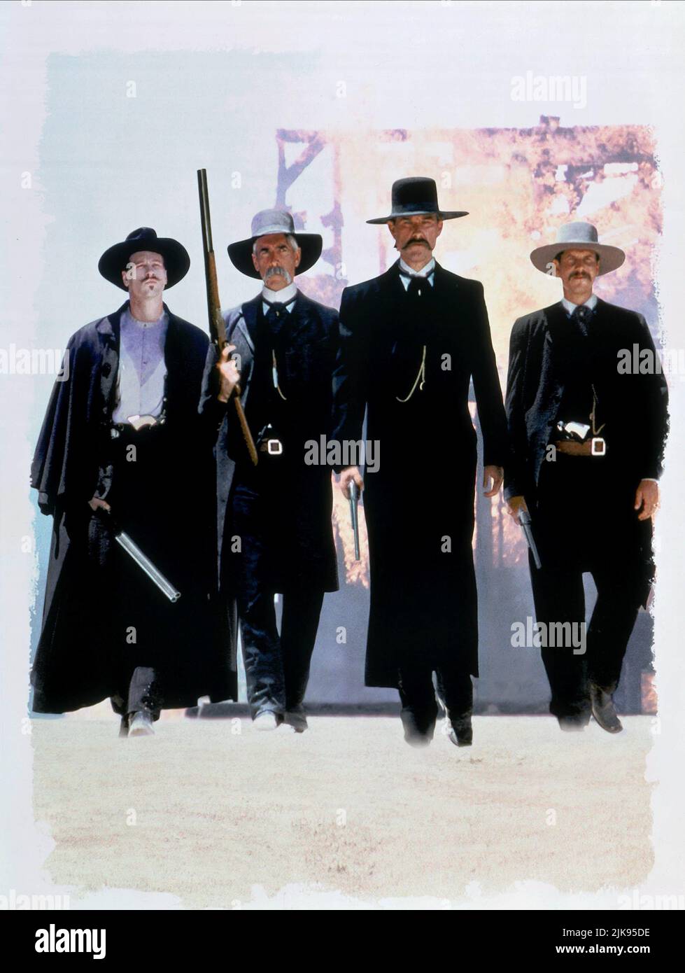 Val Kilmer, Sam Elliott, Kurt Russell e Bill Paxton Film: Tombstone (USA 1983) personaggi: DOC Holliday, Virgil Earp, Wyatt Earp & Morgan Earp Direttore: Cosmatos 25 Dicembre 1993 **ATTENZIONE** questa foto è solo per uso editoriale ed è copyright di BUENA VISTA e/o del fotografo assegnato dalla Film o dalla Production Company e può essere riprodotta solo da pubblicazioni in concomitanza con la promozione del suddetto Film. È richiesto un credito obbligatorio per BUENA VISTA. Il fotografo deve essere accreditato anche quando è noto. Nessun uso commerciale può essere concesso senza autorizzazione scritta Foto Stock