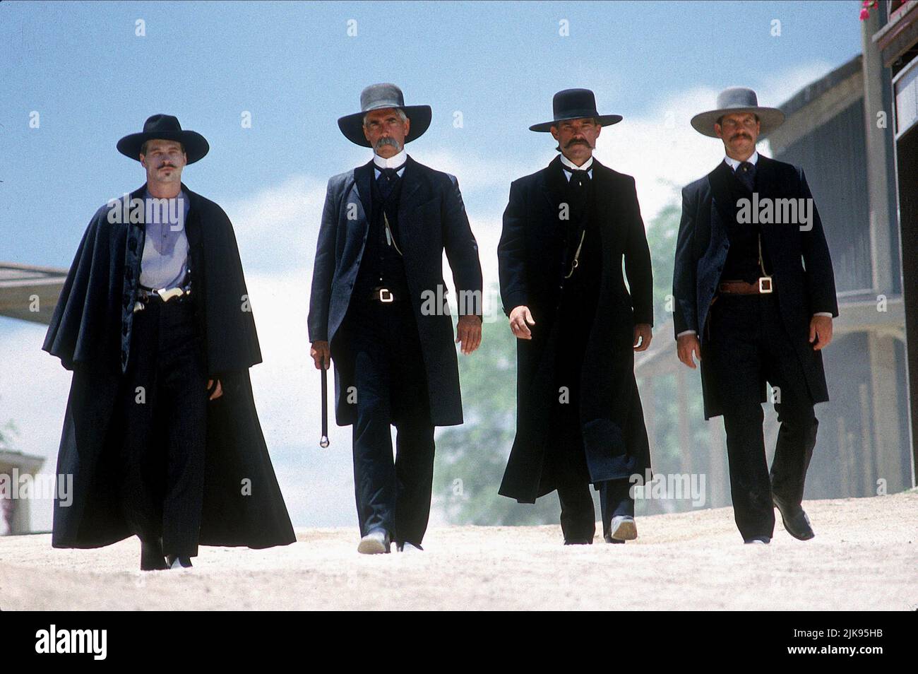 Val Kilmer, Sam Elliott, Kurt Russell e Bill Paxton Film: Tombstone (USA 1983) personaggi: DOC Holliday, Virgil Earp, Wyatt Earp & Morgan Earp Direttore: Cosmatos 25 Dicembre 1993 **ATTENZIONE** questa foto è solo per uso editoriale ed è copyright di BUENA VISTA e/o del fotografo assegnato dalla Film o dalla Production Company e può essere riprodotta solo da pubblicazioni in concomitanza con la promozione del suddetto Film. È richiesto un credito obbligatorio per BUENA VISTA. Il fotografo deve essere accreditato anche quando è noto. Nessun uso commerciale può essere concesso senza autorizzazione scritta Foto Stock