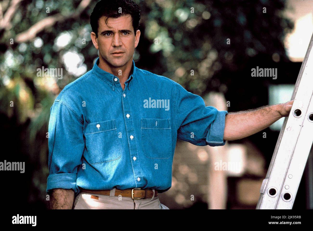 Mel Gibson Film Forever Young (USA 1992) personaggi: Capt. Daniel McCormick Direttore: Steve Miner 11 dicembre 1992 **ATTENZIONE** questa fotografia è solo per uso editoriale ed è copyright DELLA WARNER BROS. E/o il fotografo assegnato dalla Film o dalla Production Company e può essere riprodotto solo da pubblicazioni in concomitanza con la promozione del suddetto Film. Un credito obbligatorio alla WARNER BROS. è obbligatorio. Il fotografo deve essere accreditato anche se conosciuto. Nessun uso commerciale può essere concesso senza l'autorizzazione scritta di The Film Company. Foto Stock