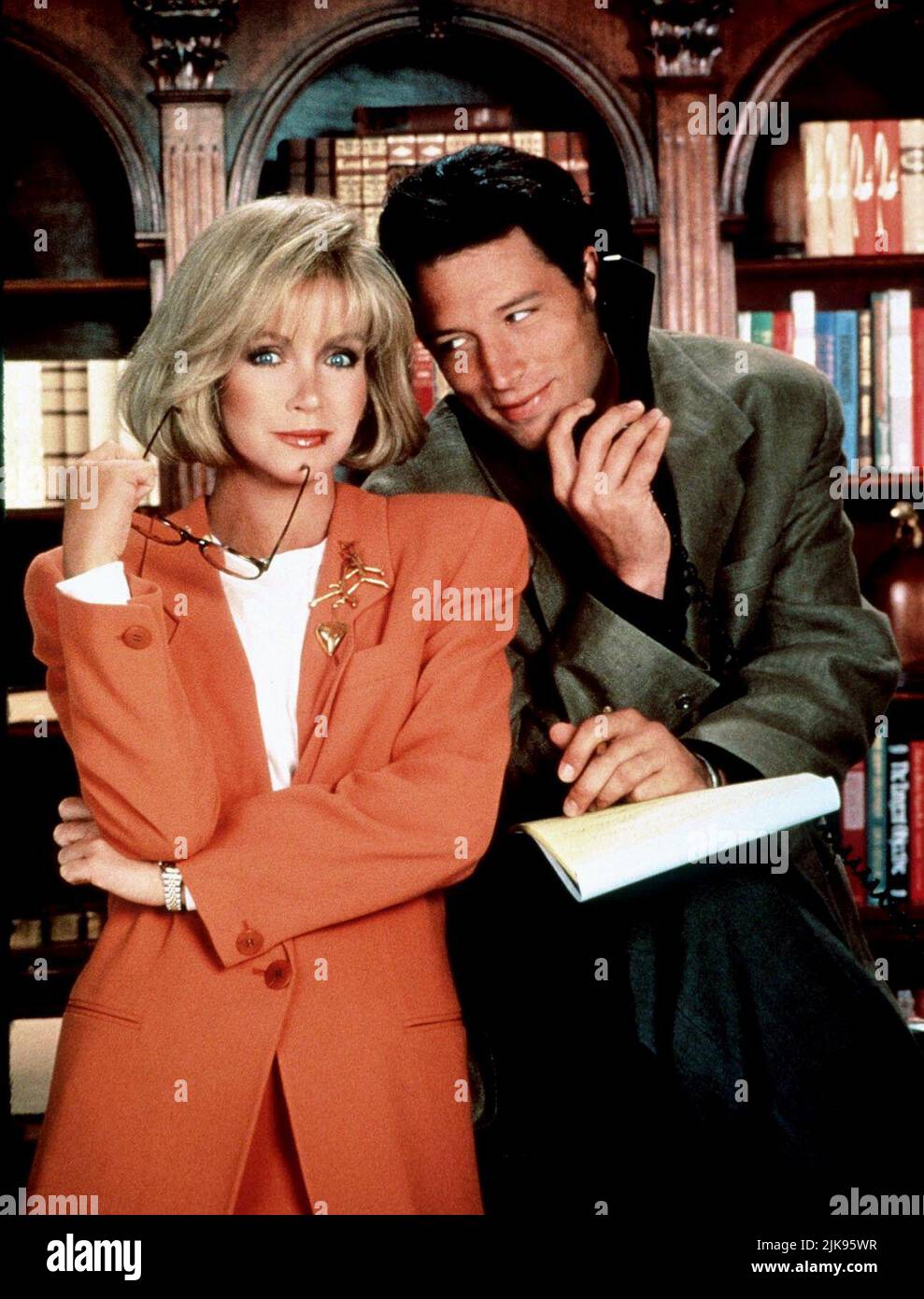 Donna Mills & Brian Wimmer Film The World'S Oldest Living Bridesmaid (1993) personaggi: Brenda Morgan & Alex Dante regista: Joseph L. Scanlan 20 settembre 1990 **WARNING** questa fotografia è ad uso esclusivamente editoriale ed è copyright di HEARST ENT e/o The Photographer assegnato dalla Film or Production Company e può essere riprodotta solo da pubblicazioni in concomitanza con la promozione del suddetto film. È richiesto un credito obbligatorio per HEARST ENT. Il fotografo deve essere accreditato anche se conosciuto. Nessun uso commerciale può essere concesso senza l'autorizzazione scritta di The Film Company. Foto Stock