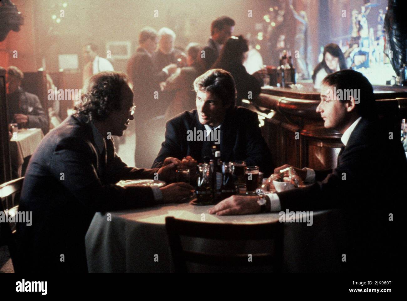 Richard Gere & Paul Guilfoyle Film: Final Analysis (1992) personaggi: Dr. Isaac Barr & Mike o'Brien Direttore: Phil Joanou 07 Febbraio 1992 **ATTENZIONE** questa fotografia è solo per uso editoriale ed è il copyright di WARNER BROS e/o del fotografo assegnato dalla Film o dalla Production Company e può essere riprodotta solo da pubblicazioni in concomitanza con la promozione del suddetto Film. È richiesto un credito obbligatorio per WARNER BROS. Il fotografo deve essere accreditato anche quando è noto. Nessun uso commerciale può essere concesso senza l'autorizzazione scritta della Film Company. Foto Stock