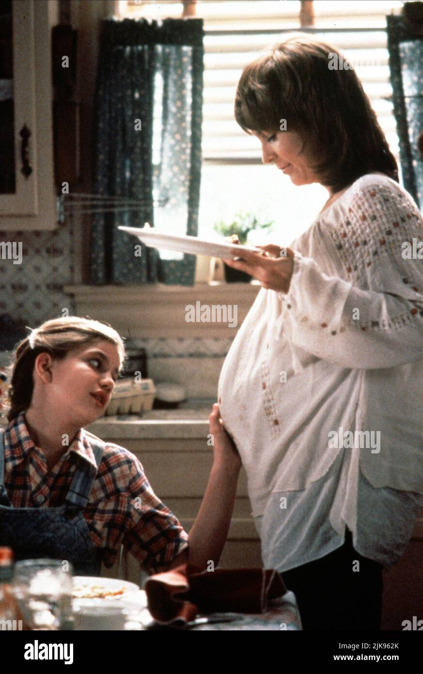 Anna Chlumsky & Jamie Lee Curtis Film: My Girl 2 (USA 1994) personaggi: Vada Margaret Sultenfuss & Shelly Devoto Sultenfuss regista: Howard Zieff 11 Febbraio 1994 **ATTENZIONE** questa foto è solo per uso editoriale ed è il copyright di IMAGINE FILMS ENTERTAINMENT e/o il fotografo assegnato dalla Film or Production Company e può essere riprodotto solo da pubblicazioni in congiunzione con la promozione del suddetto Film. È necessario un credito obbligatorio per IMMAGINARE L'INTRATTENIMENTO CINEMATOGRAFICO. Il fotografo deve essere accreditato anche quando è noto. Nessun uso commerciale può essere concesso senza scritto Foto Stock