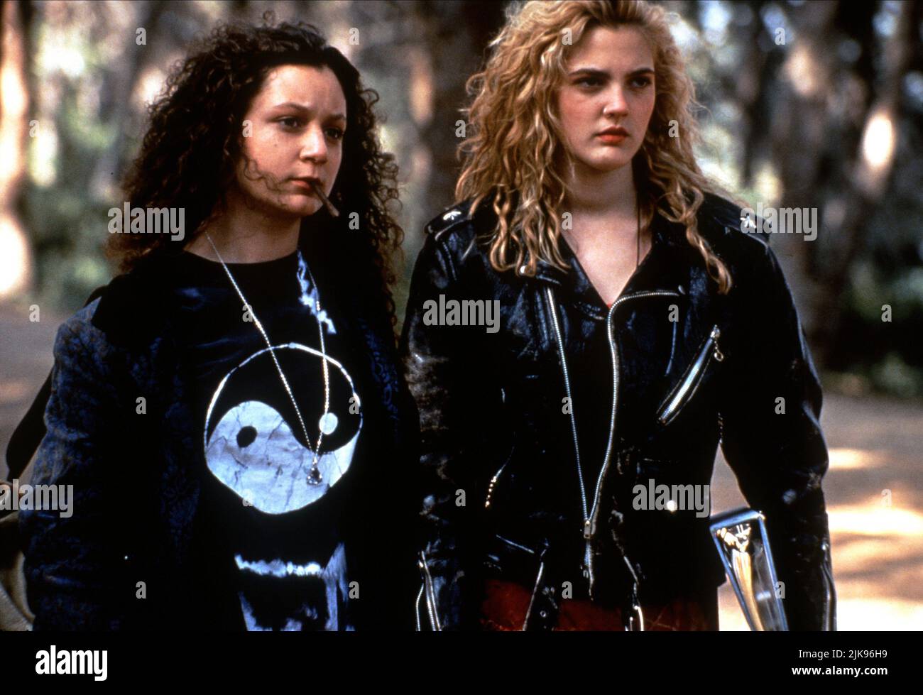 Sara Gilbert & Drew Barrymore Film: Poison Ivy (1992) personaggi: Sylvie Cooper & Ivy regista: KATT Shea 08 maggio 1992 **ATTENZIONE** questa foto è solo ad uso editoriale ed è copyright della NUOVA LINEA e/o del fotografo assegnato dalla Film o dalla Società di produzione e può essere riprodotta solo da pubblicazioni in concomitanza con la promozione del suddetto Film. È necessario un credito obbligatorio per LA NUOVA RIGA. Il fotografo deve essere accreditato anche quando è noto. Nessun uso commerciale può essere concesso senza l'autorizzazione scritta della Film Company. Foto Stock