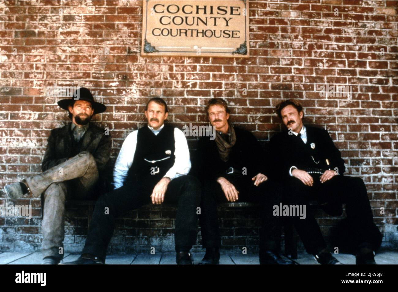 Kevin Costner, Linden Ashby e Michael Madsen Film: Wyatt Earp (USA 1994) personaggi: Wyatt Earp, Morgan Earp & Virgil Earp regista: Lawrence Kasdan 24 giugno 1994 **AVVISO** questa foto è solo per uso editoriale ed è il copyright di WARNER BROS. E/o del fotografo assegnato dalla Film o dalla Società di produzione e può essere riprodotto solo da pubblicazioni in concomitanza con la promozione del suddetto Film. È richiesto un credito obbligatorio per WARNER BROS. Il fotografo deve essere accreditato anche quando è noto. Nessun uso commerciale può essere concesso senza l'autorizzazione scritta della Film Company. Foto Stock