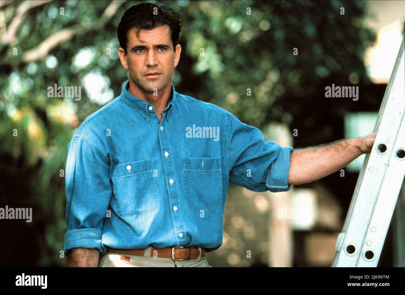 Mel Gibson Film Forever Young (USA 1992) personaggi: Capt. Daniel McCormic Direttore: Steve Miner 11 dicembre 1992 **ATTENZIONE** questa fotografia è solo per uso editoriale ed è copyright DELLA WARNER BROS. E/o il fotografo assegnato dalla Film o dalla Production Company e può essere riprodotto solo da pubblicazioni in concomitanza con la promozione del suddetto Film. Un credito obbligatorio alla WARNER BROS. è obbligatorio. Il fotografo deve essere accreditato anche se conosciuto. Nessun uso commerciale può essere concesso senza l'autorizzazione scritta di The Film Company. Foto Stock