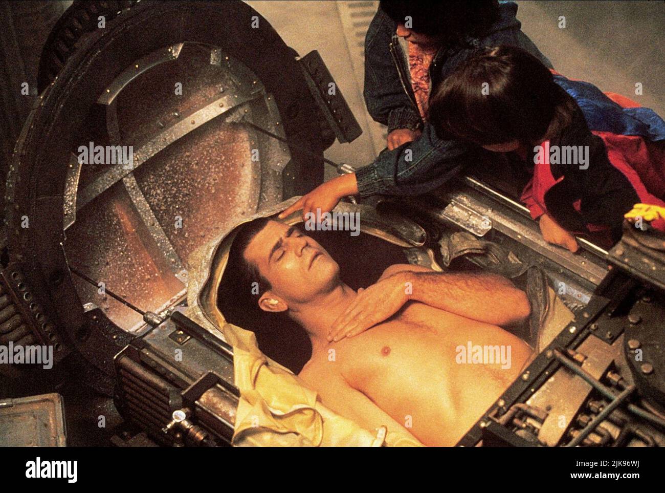 Mel Gibson & Elijah Wood Film Forever Young (USA 1992) personaggi: Capt. Daniel McCormic Direttore: Steve Miner 11 dicembre 1992 **ATTENZIONE** questa fotografia è solo per uso editoriale ed è copyright DELLA WARNER BROS. E/o il fotografo assegnato dalla Film o dalla Production Company e può essere riprodotto solo da pubblicazioni in concomitanza con la promozione del suddetto Film. Un credito obbligatorio alla WARNER BROS. è obbligatorio. Il fotografo deve essere accreditato anche se conosciuto. Nessun uso commerciale può essere concesso senza l'autorizzazione scritta di The Film Company. Foto Stock