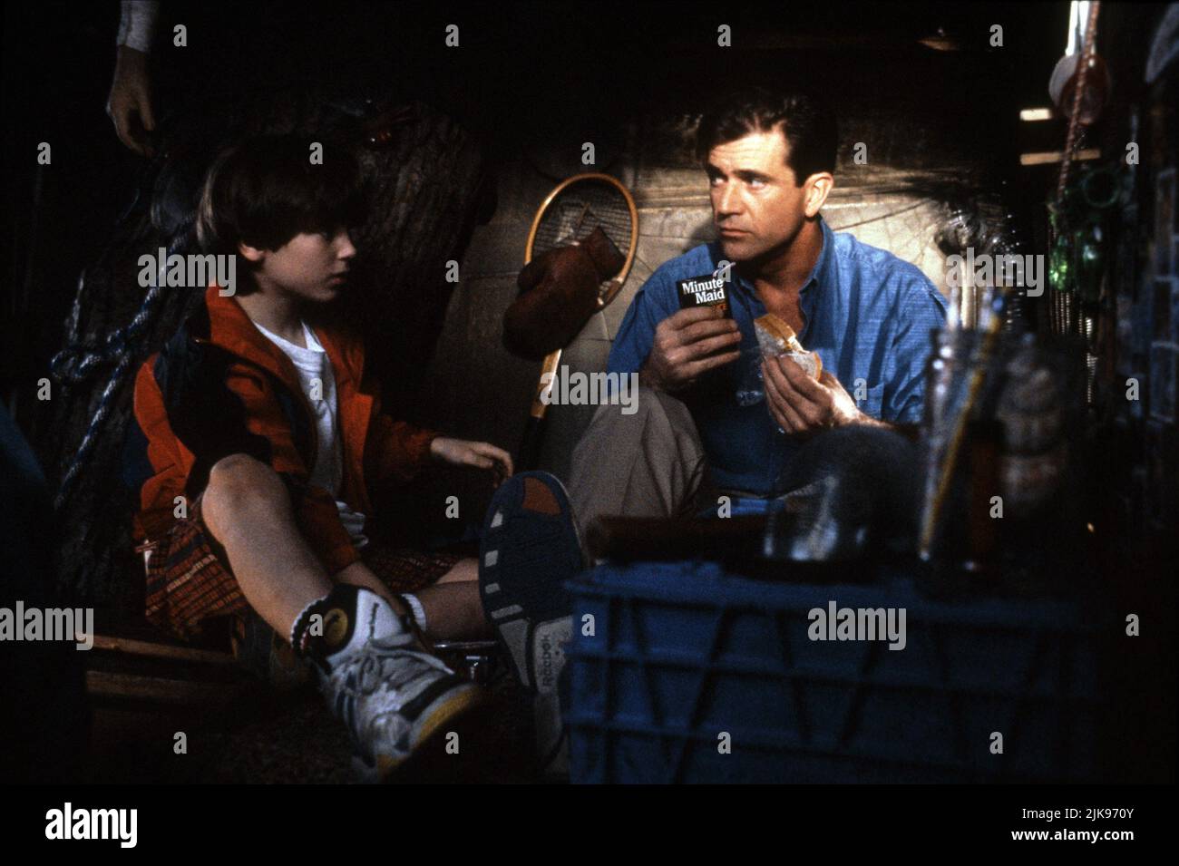 Elijah Wood & Mel Gibson Film Forever Young (USA 1992) personaggi: NAT Cooper, Capitano Daniel McCormick Direttore: Steve Miner 11 dicembre 1992 **AVVERTIMENTO** questa fotografia è solo per uso editoriale ed è copyright DELLA WARNER BROS. E/o il fotografo assegnato dalla Film o dalla Production Company e può essere riprodotto solo da pubblicazioni in concomitanza con la promozione del suddetto Film. Un credito obbligatorio alla WARNER BROS. è obbligatorio. Il fotografo deve essere accreditato anche se conosciuto. Nessun uso commerciale può essere concesso senza l'autorizzazione scritta di The Film Company. Foto Stock