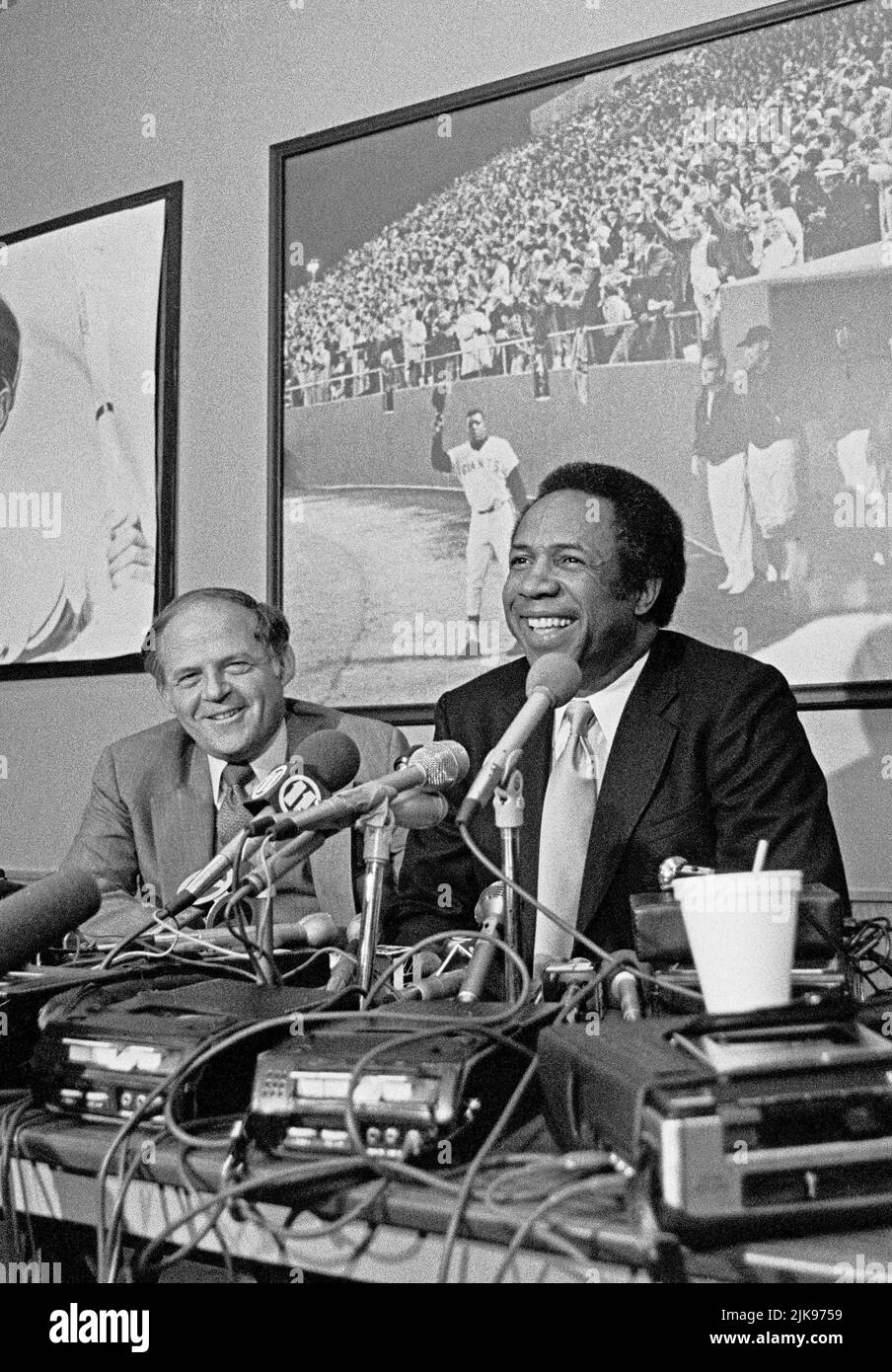 Il proprietario della squadra di baseball dei Giants di San Francisco, Bob Lurie, e il direttore, Frank Robinson tengono una conferenza stampa nel 1981. Foto Stock