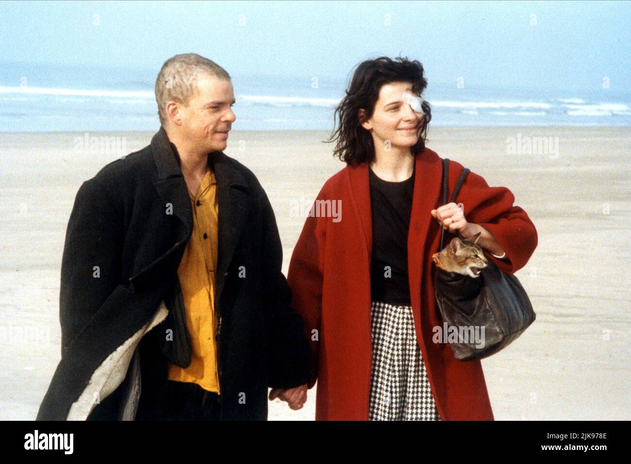 Denis Lavant & Juliette Binoche Film: Les Amants Du Pont-Neuf; gli amanti del Ponte (Les Amant du Pont-Neuf) personaggi: Alex, Michele Stalens Fr 1991, Direttore: Leos Carax 16 ottobre 1991 **ATTENZIONE** questa foto è ad uso esclusivamente editoriale ed è copyright di GAUMONT e/o del fotografo assegnato dalla Film o dalla Production Company e può essere riprodotta solo da pubblicazioni in concomitanza con la promozione del suddetto Film. È richiesto un credito obbligatorio per GAUMONT. Il fotografo deve essere accreditato anche quando è noto. Nessun uso commerciale può essere concesso senza autorizzazione scritta Foto Stock