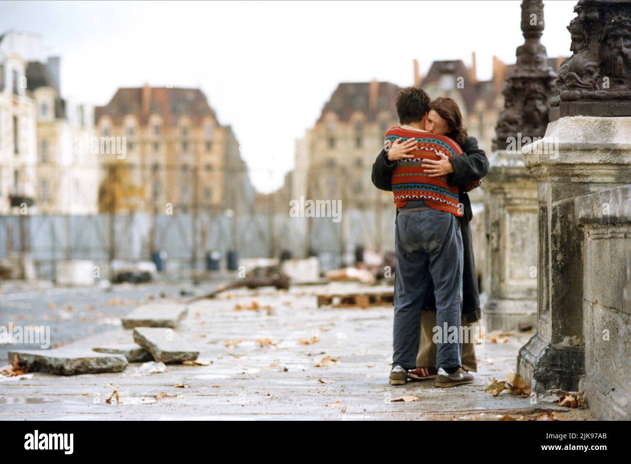 Denis Lavant & Juliette Binoche Film: Les Amants Du Pont-Neuf; gli amanti del Ponte (Les Amant du Pont-Neuf) personaggi: Alex, Michele Stalens Fr 1991, Direttore: Leos Carax 16 ottobre 1991 **ATTENZIONE** questa foto è ad uso esclusivamente editoriale ed è copyright di GAUMONT e/o del fotografo assegnato dalla Film o dalla Production Company e può essere riprodotta solo da pubblicazioni in concomitanza con la promozione del suddetto Film. È richiesto un credito obbligatorio per GAUMONT. Il fotografo deve essere accreditato anche quando è noto. Nessun uso commerciale può essere concesso senza autorizzazione scritta Foto Stock