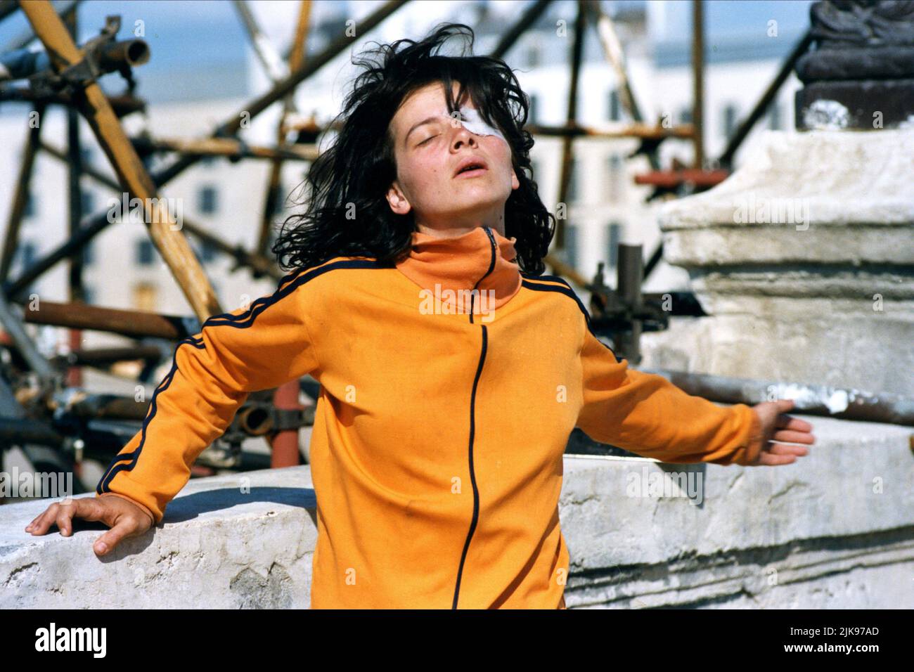 Juliette Binoche Film: Les Amants Du Pont-Neuf; gli amanti del Ponte (Les Amants du Pont-Neuf) personaggi: Michele Stalens Fr 1991, Direttore: Leos Carax 16 ottobre 1991 **ATTENZIONE** questa foto è ad uso esclusivamente editoriale ed è copyright di GAUMONT e/o del fotografo assegnato dalla Film o dalla Production Company e può essere riprodotta solo da pubblicazioni in concomitanza con la promozione del suddetto Film. È richiesto un credito obbligatorio per GAUMONT. Il fotografo deve essere accreditato anche quando è noto. Nessun uso commerciale può essere concesso senza autorizzazione scritta da parte del Film Compan Foto Stock