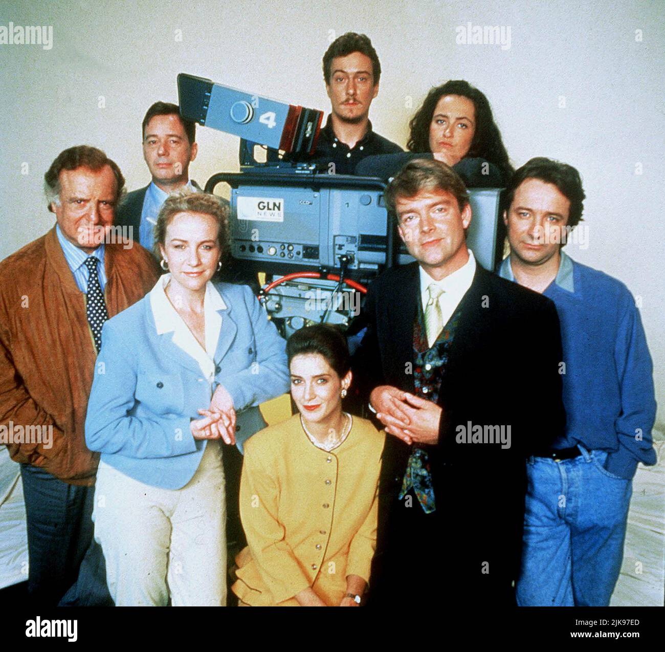 David Swift, Jeff Rawle, Ingrid Lacey, Victoria Wicks, Stephen Thompkinson, Robert Duncan, Susannah Doyle, Neil Pearson Television: Drop the Dead Donkey (1990) personaggi: Henry Davenport,George Dent,Helen Cooper,Sally Smedley,,Gus Hedges,Joy Merryweather,Dave Charnley 09 agosto 1990 **AVVISO** questa fotografia è solo per uso editoriale ed è il copyright di HAT TRICK PROD. E/o il fotografo assegnato dalla Film o Production Company e può essere riprodotto solo da pubblicazioni in concomitanza con la promozione di La pellicola sopra riportata. È richiesto un credito obbligatorio per IL programma HAT TRICK. Il Foto Stock