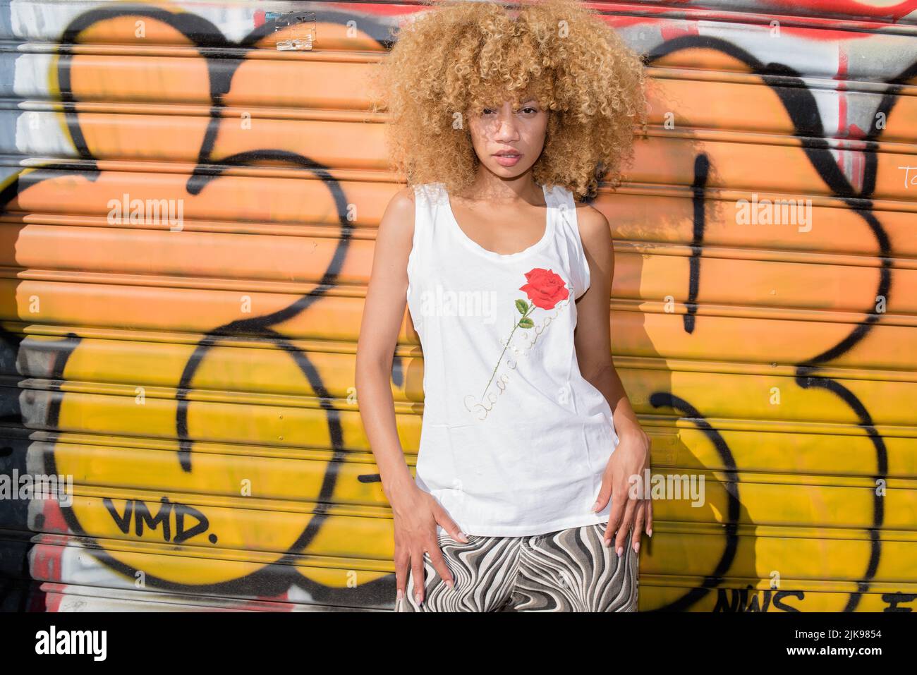 Fotografia di moda con il designer francese Franck Ros e attrice e top model Erin Figueira al mercato delle pulci di Saint-Ouen 93400 Francia. Foto Stock