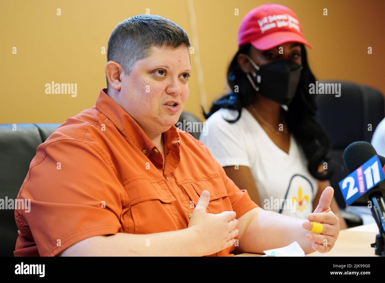 St. Louis, Stati Uniti. 31st luglio 2022. Sarah Russel, commissario dell'agenzia di gestione delle emergenze di St. Louis City, parla dell'apertura dei centri di risorse multi-agenzia, che aiuteranno le persone colpite dall'inondazione con alloggio, assicurazione, sostituzione del timbro alimentare e consulenza sulla salute mentale come il sindaco Tishara Jones guarda a St. Louis domenica 31 luglio 2022. Piogge pesanti il 26 luglio e il 28 sfollò oltre 1100 famiglie a St. Louis. Foto di Bill Greenblatt/UPI Credit: UPI/Alamy Live News Foto Stock