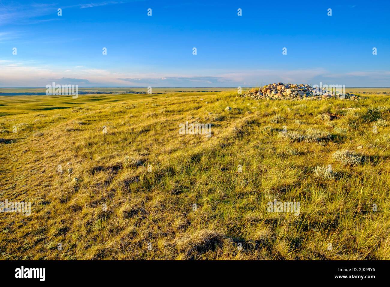 La pietra centrale cairn del 5000-anno vecchio Majorville ruota di medicina che si affaccia sulla prateria di southern Alberta Foto Stock