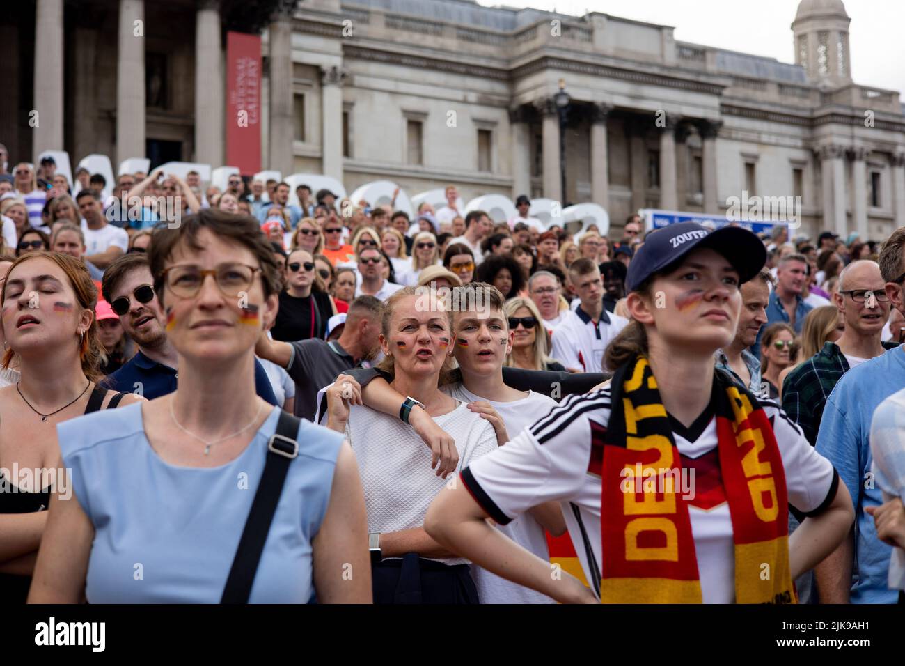 Londra, Regno Unito. 31st luglio 2022. I tifosi tedeschi sono visti ansiosamente in attesa che la squadra tedesca segni nella partita. Centinaia di migliaia di appassionati di calcio si sono riuniti nella zona Euro 2022 Fans di Trafalgar Square Women per assistere alla Livestream della partita di calcio finale tra Inghilterra e Germania. La squadra inglese ha battuto la Germania 2-1 in tempo extra e termina la lunga attesa per il primo grande trofeo del torneo di calcio. (Foto di Hesther ng/SOPA Images/Sipa USA) Credit: Sipa USA/Alamy Live News Foto Stock