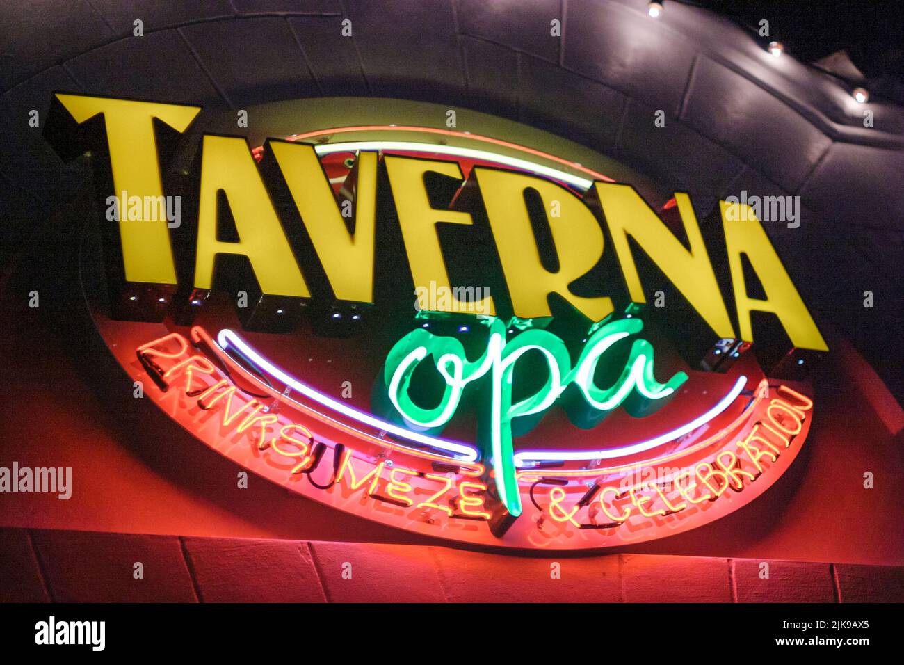 Miami Beach Florida, Taverna Opa ristorante greco ristoranti cibo mangiare fuori cafe cafe bistrot, notte nightlife neon sign, scena in una foto, Stati Uniti d'America Foto Stock