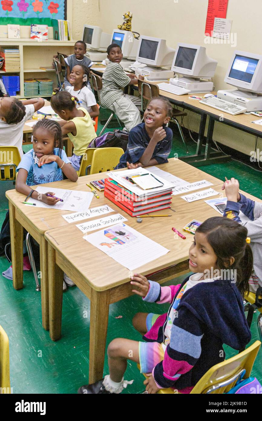 Miami Florida,Frederick Douglass Elementary School,Inside interior,low income Neighborhood Black Blacks studenti africani ragazze ragazzi scrivanie classe Foto Stock