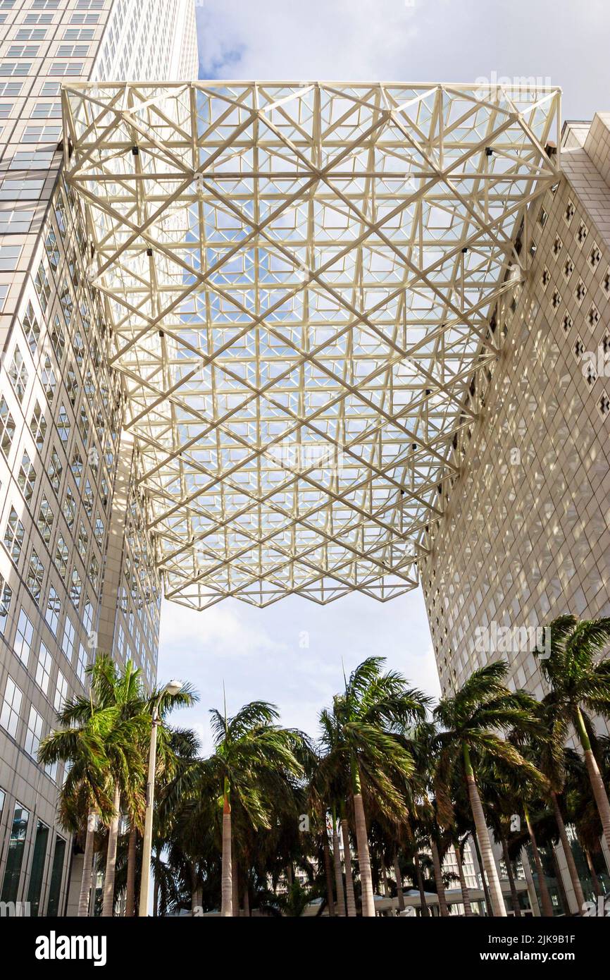 Miami Florida, Southeast Financial Center ufficio alto grattacielo commerciale immobiliare acciaio spazio-telaio baldacchino vetro lucernari che copre plaza Foto Stock