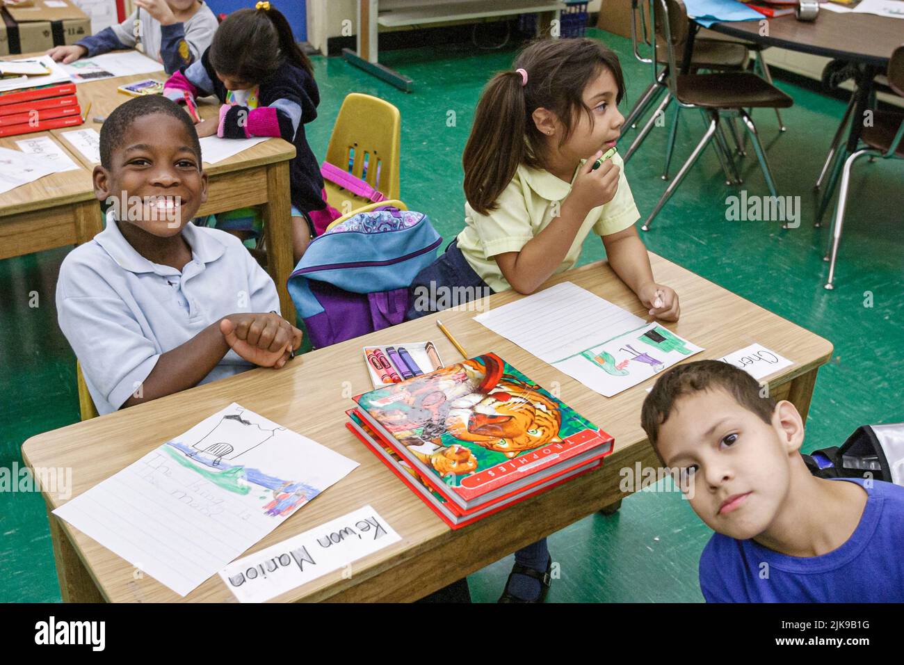 Miami Florida,Frederick Douglass Elementary School,Inside interior,low income Neighborhood Black Blacks studenti ispanici ragazze ragazzi scrivanie classe Foto Stock