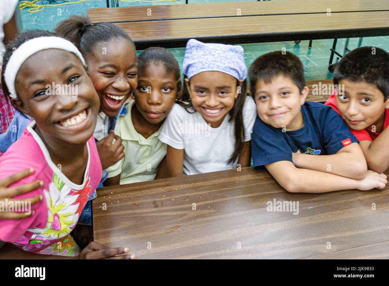 Miami Florida,Frederick Douglass Elementary School primaria,bassa povertà di reddito gli studenti ispanici neri ragazze ragazzi bambini caffetteria tavoli da pranzo Foto Stock