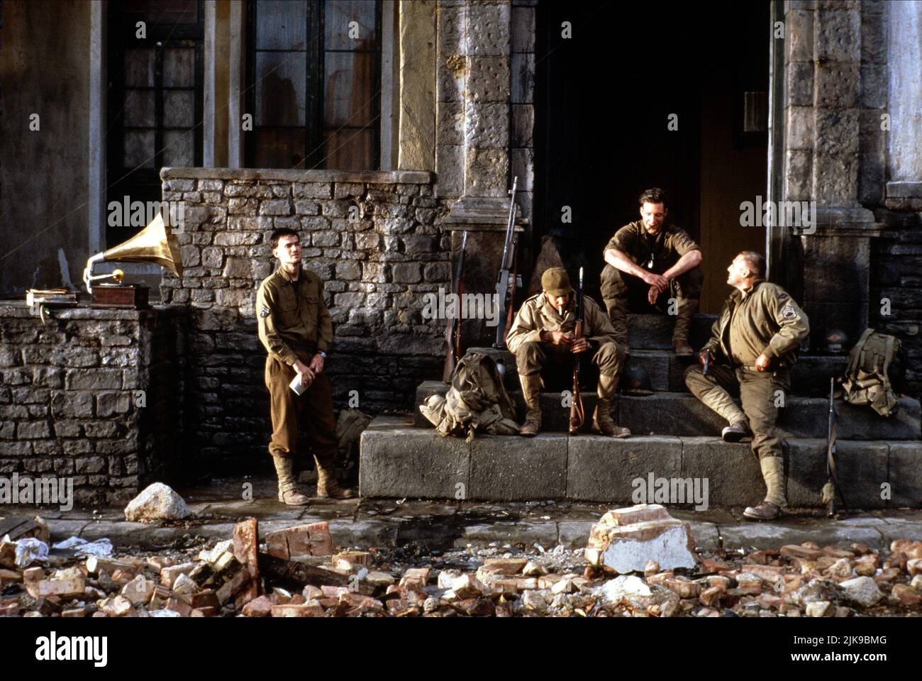 Jeremy Davies, Adam Goldberg, Edward Burns & Tom Sizemore Film: Salvare Ryan privato (USA 1998) personaggi: CPL. Timothy P. Upham, Pvt. Stanley Mellish, Pvt. Richard Reiben e Sgt. Mike Horvath Direttore: Steven Spielberg 21 luglio 1998 **AVVISO** questa fotografia è ad uso esclusivamente editoriale ed è copyright delle IMMAGINI DREAMWORKSPARAMOUNT e/o del fotografo assegnato dalla Film o dalla Production Company e può essere riprodotta solo da pubblicazioni in concomitanza con la promozione del suddetto Film. È richiesto un credito obbligatorio per LE IMMAGINI DREAMWORKSPARAMOUNT. Anche il fotografo dovrebbe essergli Foto Stock