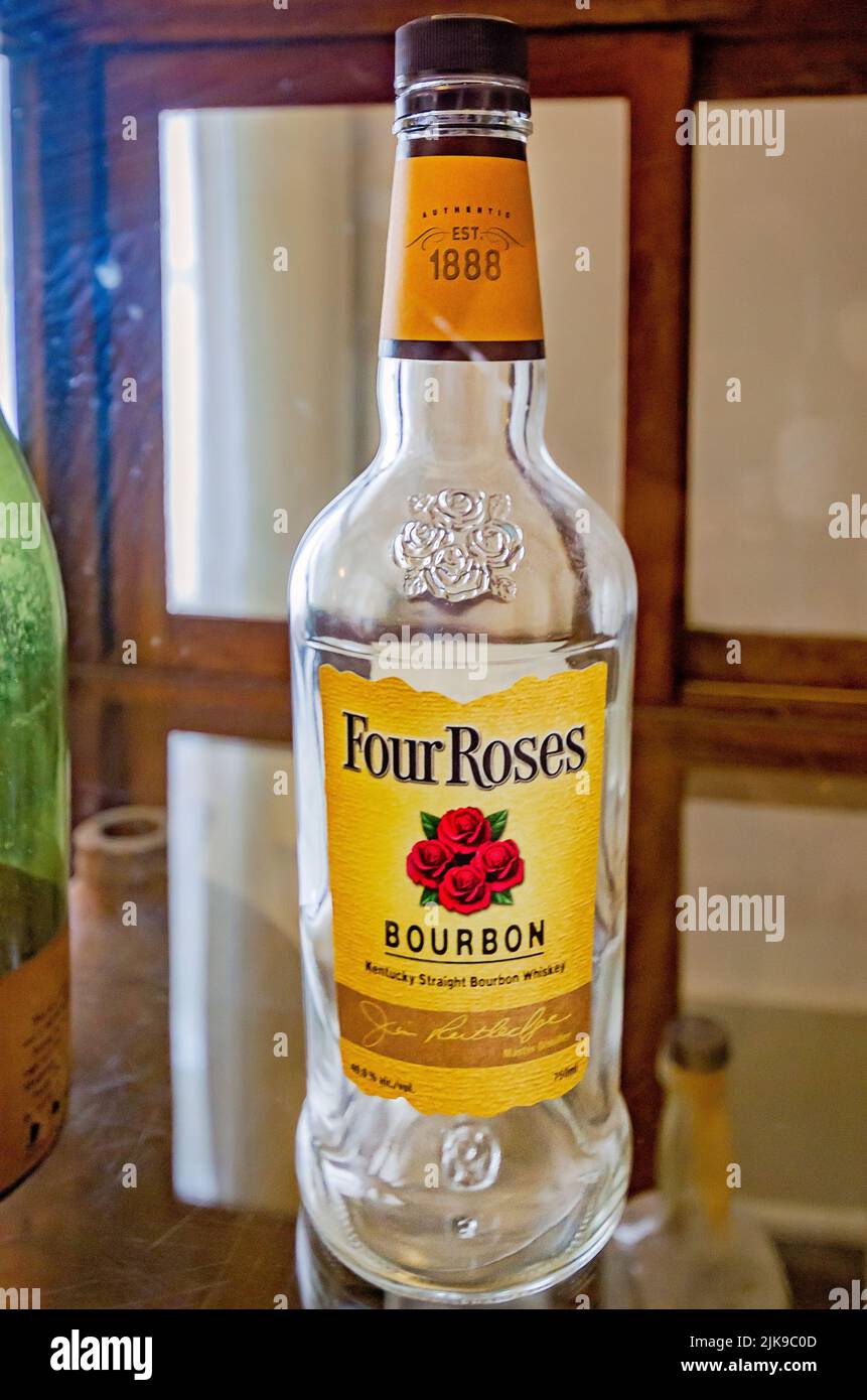 Four Roses bourbon, la bevanda preferita dell’autore meridionale William Faulkner, è raffigurata a Rowan Oak, 30 maggio 2015, a Oxford, Mississippi. Foto Stock