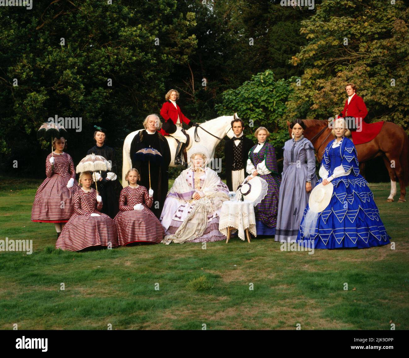 Jeremy Kemp, Annette Badland, Mark Rylance, Kristin Scott Thomas & Patsy Kensit Film: Angeli e insetti (1995) personaggi: Sir Harald Alabaster, Lady Alabaster, William Adamson, Matty Crompton, Eugenia Alabaster Adamson regista: Philip Haas 10 Settembre 1995 **AVVISO** questa fotografia è solo per uso editoriale ed è copyright di SAMUEL GOLDWYN e/o del fotografo assegnato dalla Film o dalla Società di produzione e può essere riprodotta solo da pubblicazioni in concomitanza con la promozione del suddetto Film. È richiesto un credito obbligatorio per SAMUEL GOLDWYN. Il fotografo dovrebbe anche b Foto Stock