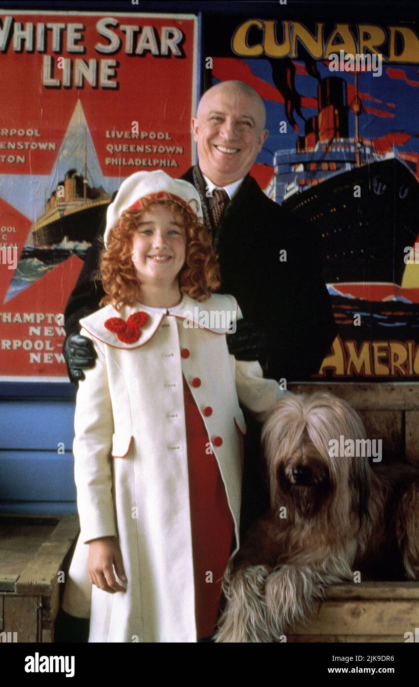 George Hearn & Ashley Johnson Film Annie: A Royal Adventure (1995) personaggi: Oliver 'Daddy' Warbucks, Annie regista: Ian Toynton 18 novembre 1995 **ATTENZIONE** questa fotografia è ad uso esclusivamente editoriale ed è copyright di TRISTAR e/o del fotografo assegnato dalla Film o Production Company e può essere riprodotta solo da pubblicazioni in concomitanza con la promozione del suddetto Film. È richiesto un credito obbligatorio per TRISTAR. Il fotografo deve essere accreditato anche se conosciuto. Nessun uso commerciale può essere concesso senza l'autorizzazione scritta di The Film Company. Foto Stock