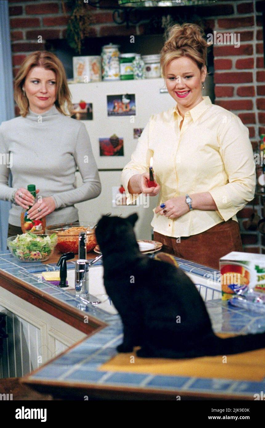 Beth Broderick, Caroline Rhea & Salem Film Sabrina, The Teenage Witch: Stagione 1 (1996) regista: Peter Baldwin 27 settembre 1996 **ATTENZIONE** questa fotografia è ad uso esclusivamente editoriale ed è copyright della ABC e/o del fotografo assegnato dalla Film o Production Company e può essere riprodotta solo da pubblicazioni in concomitanza con la promozione del suddetto Film. È richiesto un credito obbligatorio ad ABC. Il fotografo deve essere accreditato anche se conosciuto. Nessun uso commerciale può essere concesso senza l'autorizzazione scritta di The Film Company. Foto Stock