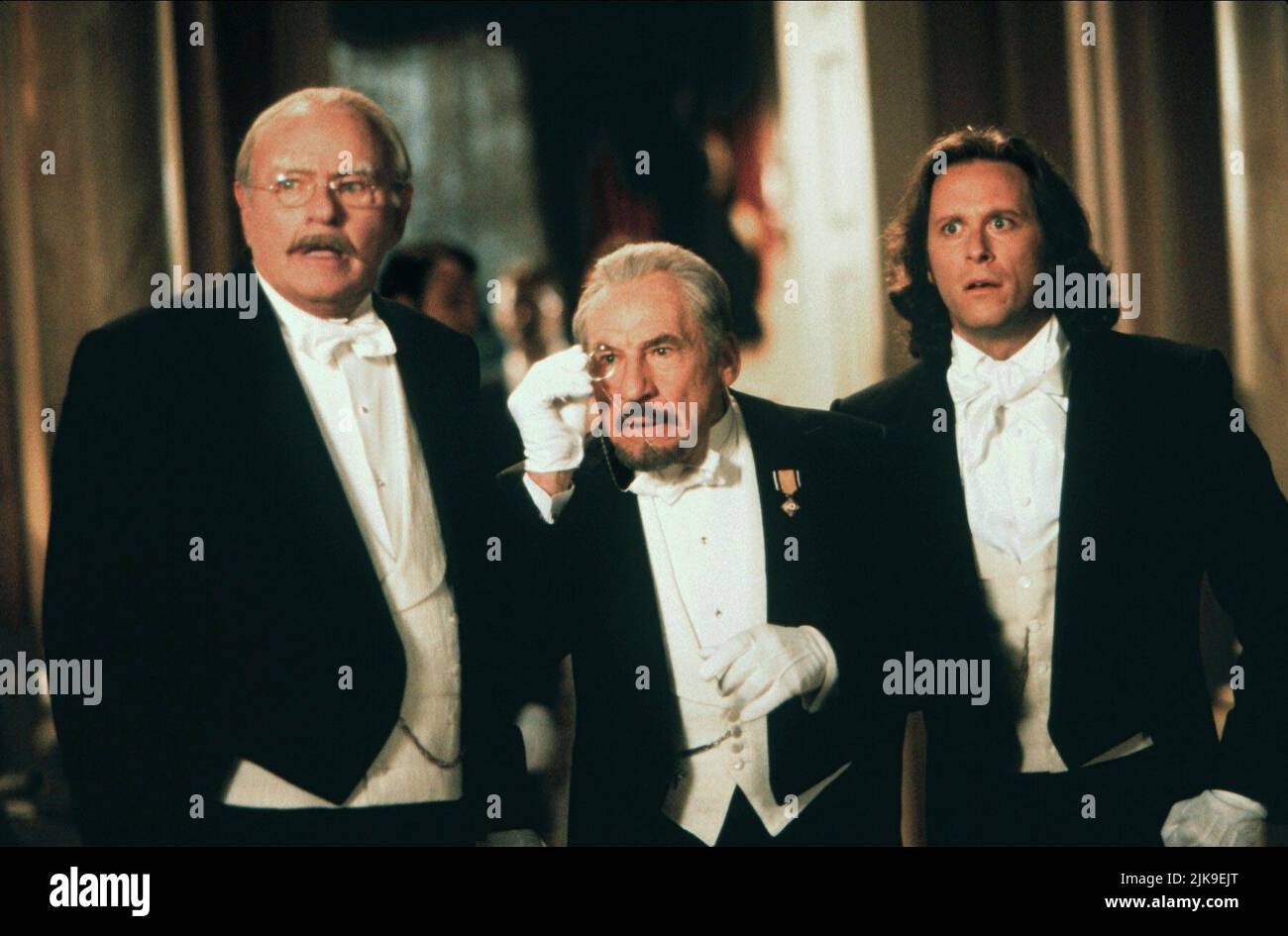 Harvey Korman, Mel Brooks & Steven Weber Film: Dracula: Dead & loving IT (USA/FR 1995) personaggi: Dr. Jack Seward, Dr. Abraham Van Helsing e Jonathan Harker Direttore: Mel Brooks 22 Dicembre 1995 **ATTENZIONE** questa fotografia è solo per uso editoriale ed è copyright di CASTLE ROCK e/o del fotografo assegnato dalla Film o dalla Production Company e può essere riprodotta solo da pubblicazioni in concomitanza con la promozione del suddetto Film. È richiesto un credito obbligatorio per CASTLE ROCK. Il fotografo deve essere accreditato anche quando è noto. Nessun uso commerciale può essere concesso senza scritto Foto Stock