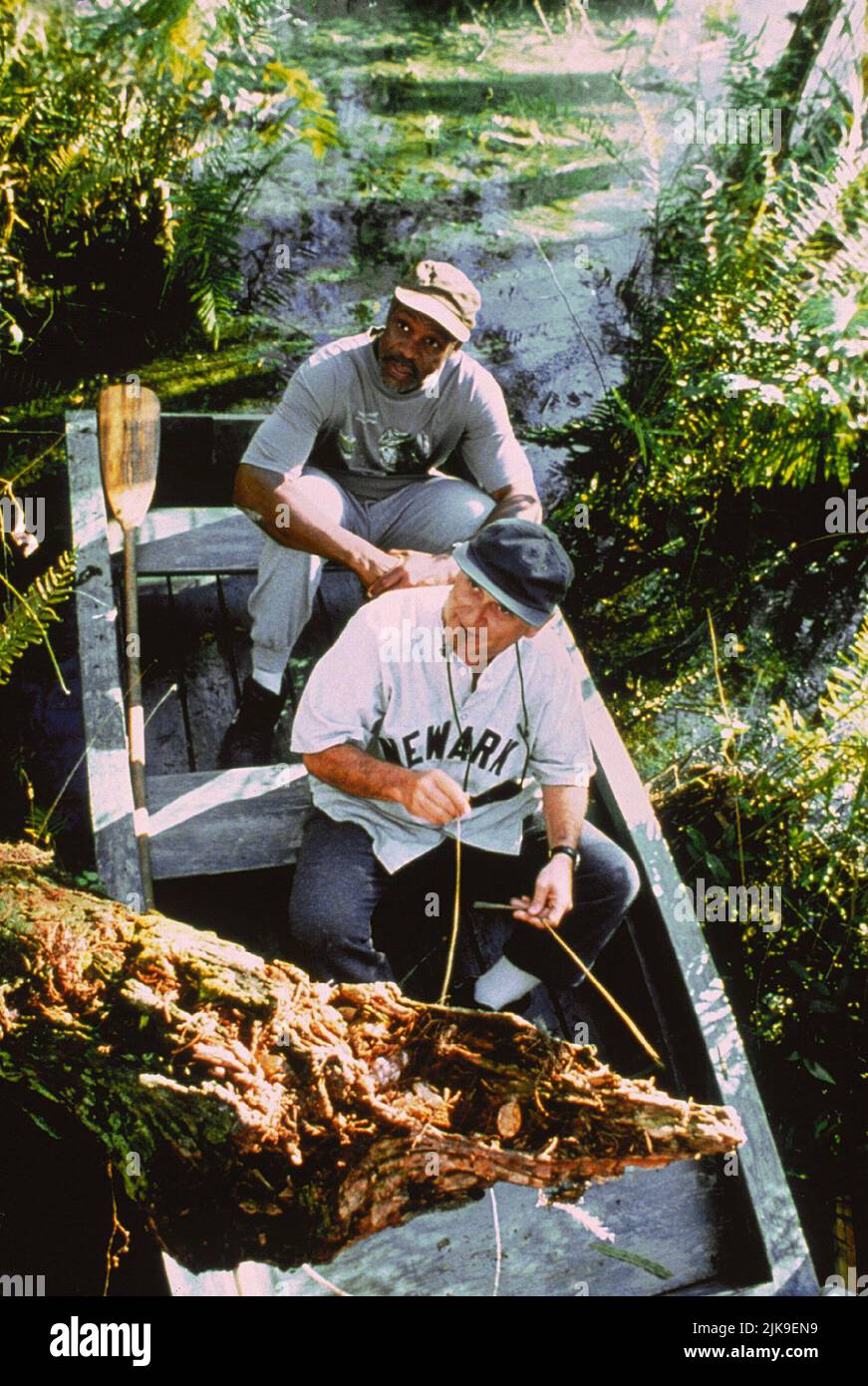 Danny Glover & Joe pesci Film Gone Fishin'; Gone Fishing (1996) personaggi: Gus Green & Joe Waters regista: Christopher Cain 30 maggio 1997 **ATTENZIONE** questa fotografia è solo per uso editoriale ed è copyright di TOUCHSTONE e/o del fotografo assegnato dalla Film or Production Company e può essere riprodotta solo da pubblicazioni in concomitanza con la promozione del suddetto Film. È richiesto un credito obbligatorio a TOUCHSTONE. Il fotografo deve essere accreditato anche se conosciuto. Nessun uso commerciale può essere concesso senza l'autorizzazione scritta di The Film Company. Foto Stock