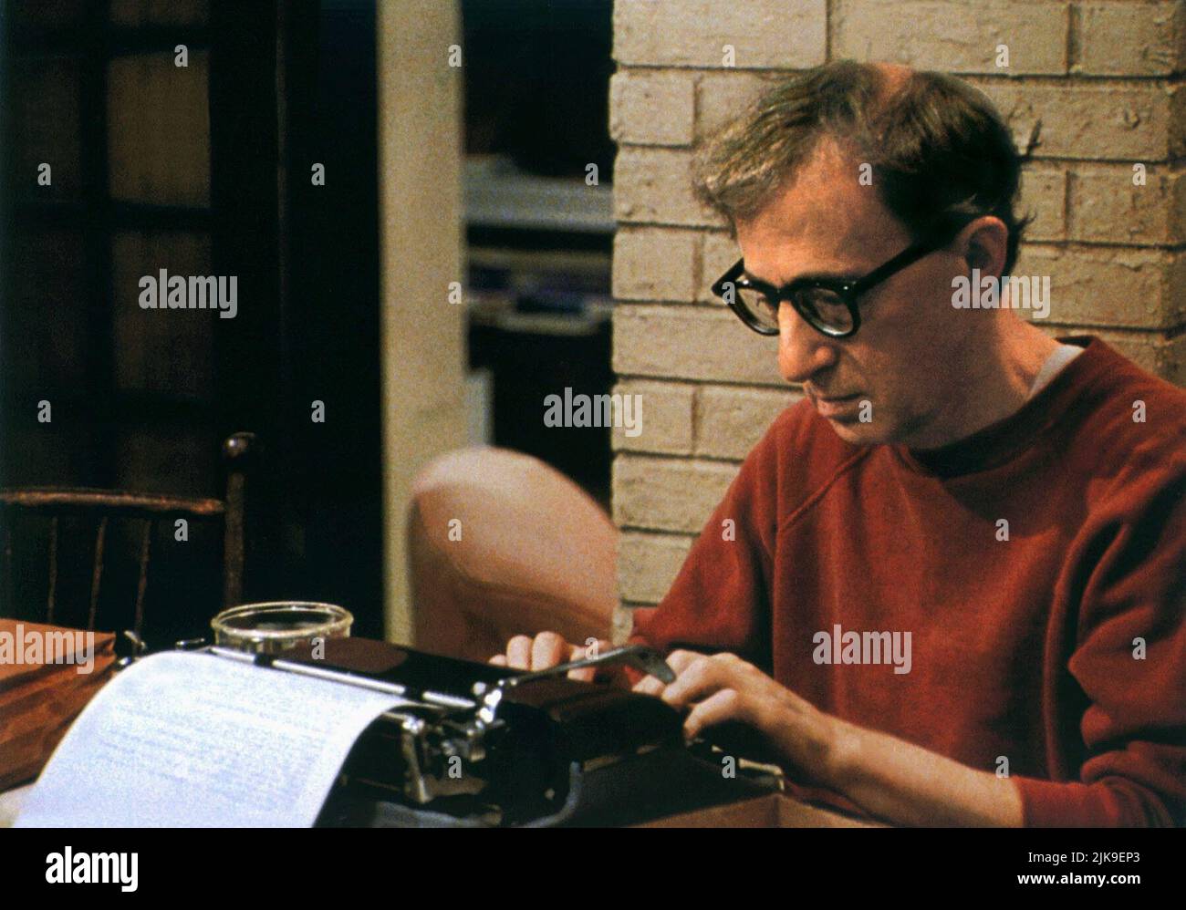 Woody Allen Film: Deconstructing Harry (USA 1997) personaggi: Harry Block Director: Woody Allen 27 Agosto 1997 **ATTENZIONE** questa foto è solo per uso editoriale ed è il copyright DEI FILM SWEETLAND e/o del fotografo assegnato dalla Film o dalla Società di produzione e può essere riprodotto solo da pubblicazioni in concomitanza con la promozione del suddetto Film. È richiesto un credito obbligatorio per I FILM SWEETLAND. Il fotografo deve essere accreditato anche quando è noto. Nessun uso commerciale può essere concesso senza l'autorizzazione scritta della Film Company. Foto Stock