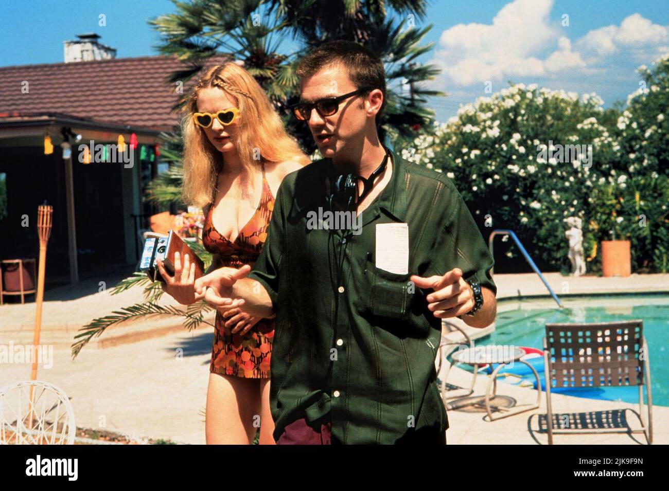 Heather Graham & Paul Thomas Anderson Film Boogie Nights (USA 1997) personaggi: Rollergirl & Director: Paul Thomas Anderson 11 settembre 1997 **ATTENZIONE** questa fotografia è ad uso esclusivamente editoriale ed è copyright di NEW LINE CINEMA e/o il fotografo assegnato dalla Film or Production Company e può essere riprodotta solo da pubblicazioni in concomitanza con la promozione del suddetto Film. È richiesto un credito obbligatorio per il CINEMA NEW LINE. Il fotografo deve essere accreditato anche se conosciuto. Nessun uso commerciale può essere concesso senza l'autorizzazione scritta di The Film Company. Foto Stock