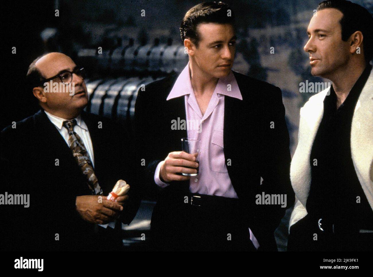 Danny Devito, Simon Baker & Kevin Spacey Film: L.A. Riservato; riservato la (USA 1997) caratteri: SID Hudgens, Matt Reynolds (come Simon Baker Denny), Jack Vincennes Direttore: Curtis Hanson 14 maggio 1997 **AVVISO** questa foto è solo per uso editoriale ed è il copyright di WARNER BROS. E/o del fotografo assegnato dalla Film o dalla Società di produzione e può essere riprodotto solo da pubblicazioni in concomitanza con la promozione del suddetto Film. È richiesto un credito obbligatorio per WARNER BROS. Il fotografo deve essere accreditato anche quando è noto. Non può essere concesso alcun uso commerciale Foto Stock