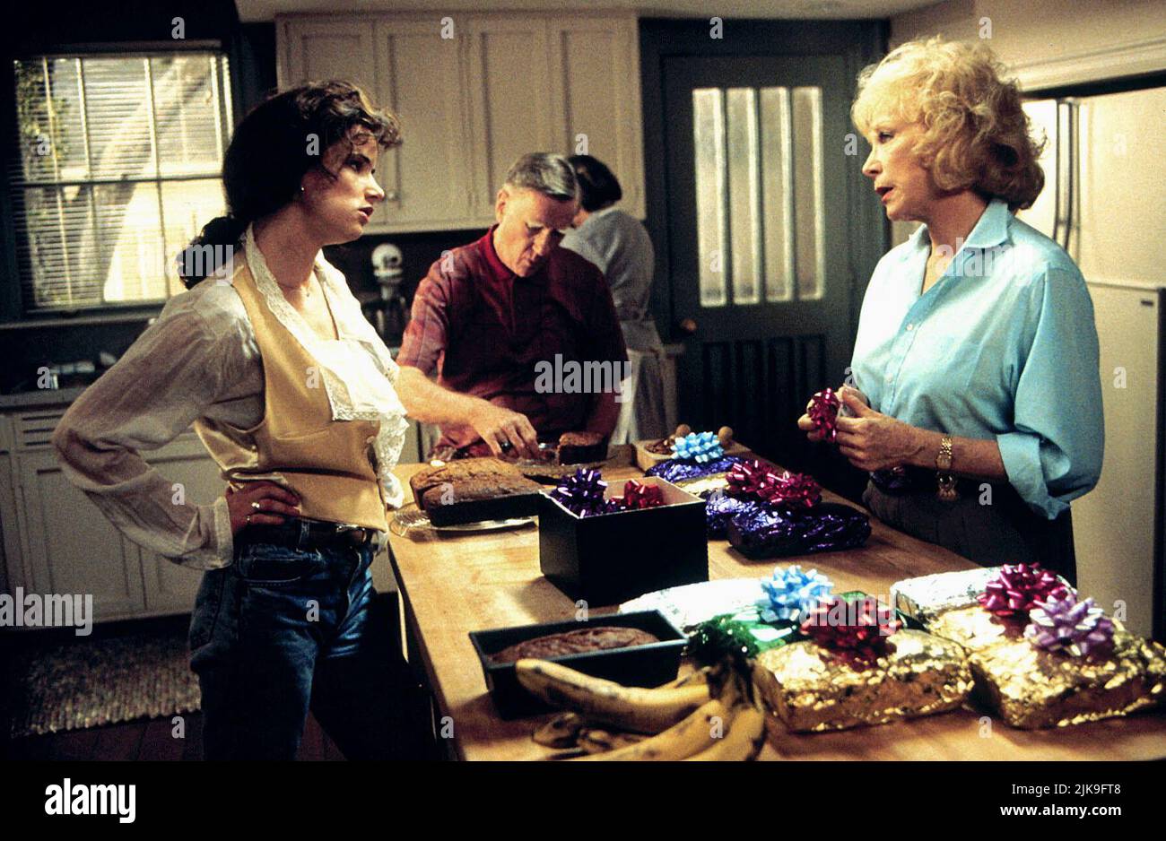 Juliette Lewis, Donald Moffat & Shirley Maclaine Film: The Evening Star (USA 1996) personaggi: Melanie Horton, Hector Scott & Aurora Greenway regista: Robert Harling 05 Dicembre 1996 **ATTENZIONE** questa foto è solo per uso editoriale ed è il copyright di IMMAGINI DI PRIMARIA IMPORTANZA e/o il fotografo assegnato dalla Film o Società di produzione e può essere riprodotto solo da pubblicazioni in concomitanza con la promozione del suddetto Film. È necessario un credito obbligatorio per LE IMMAGINI DI IMPORTANZA FONDAMENTALE. Il fotografo deve essere accreditato anche quando è noto. Nessun uso commerciale può essere concesso senza scrittura Foto Stock